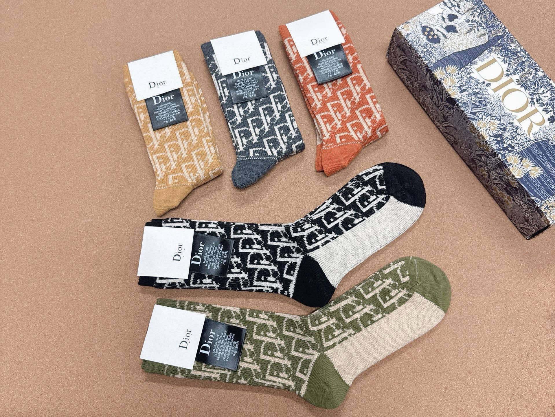 🆕Dior · 迪奥❗️D家长筒女款袜子❗️【一盒五双】超级经典的D家字母标志百看不厌❗️纯棉材质，双针