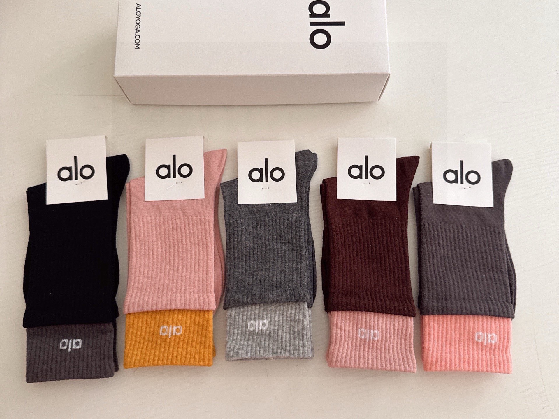 🆕 · alo ·❗️alo新品女款长筒袜子❗️【一盒五双】提花经典字母标志，纯棉材质制造，透气舒适，超
