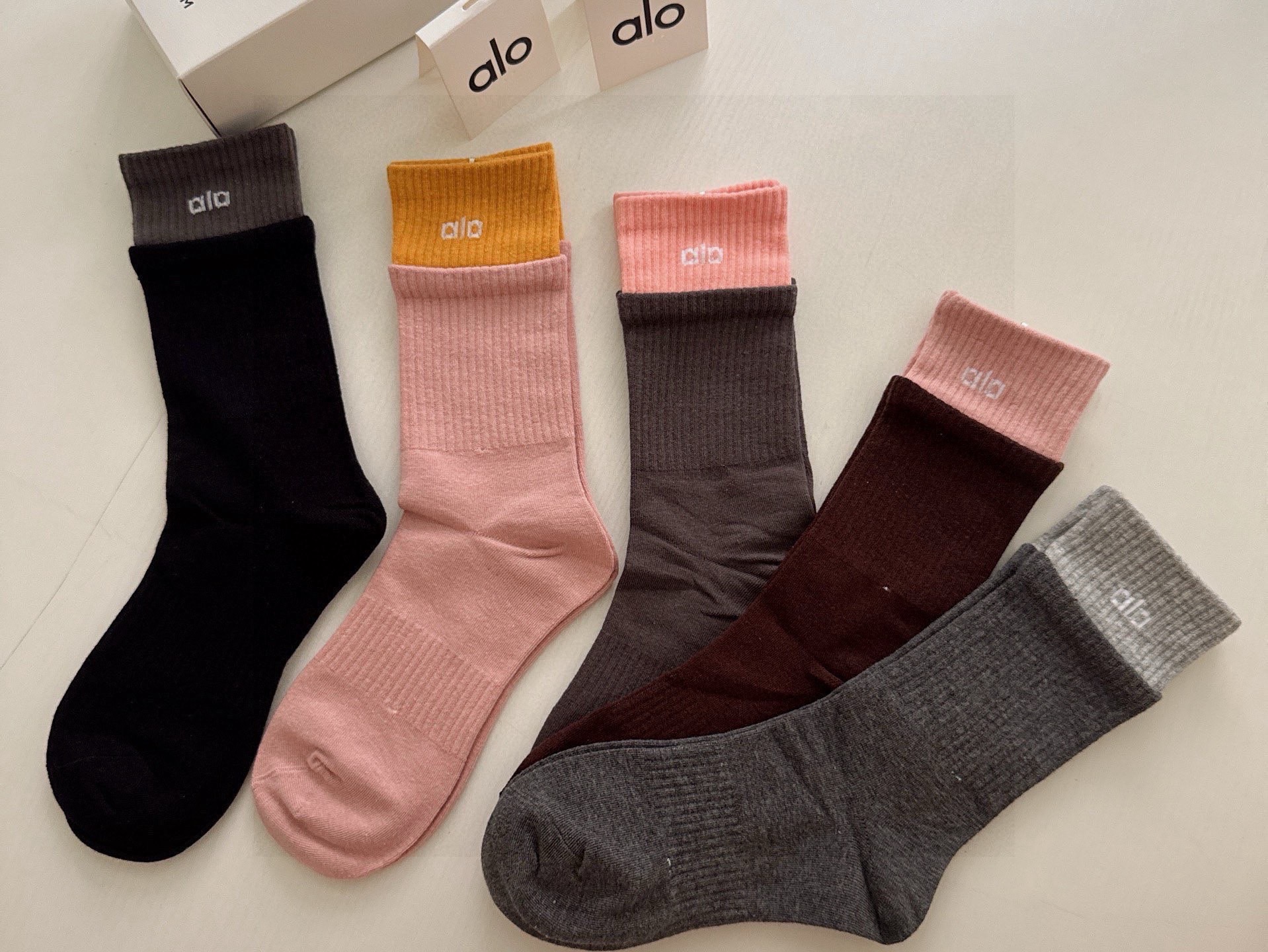 🆕 · alo ·❗️alo新品女款长筒袜子❗️【一盒五双】提花经典字母标志，纯棉材质制造，透气舒适，超