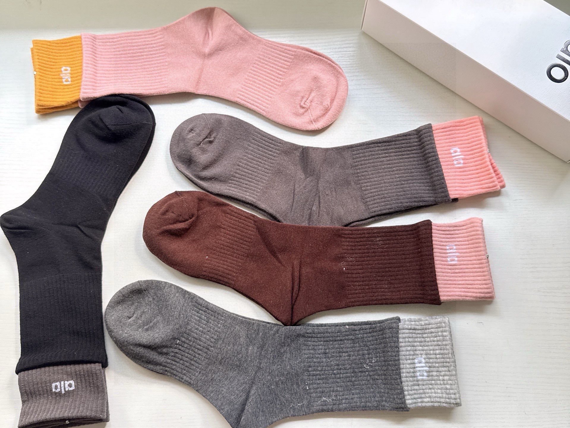 🆕 · alo ·❗️alo新品女款长筒袜子❗️【一盒五双】提花经典字母标志，纯棉材质制造，透气舒适，超