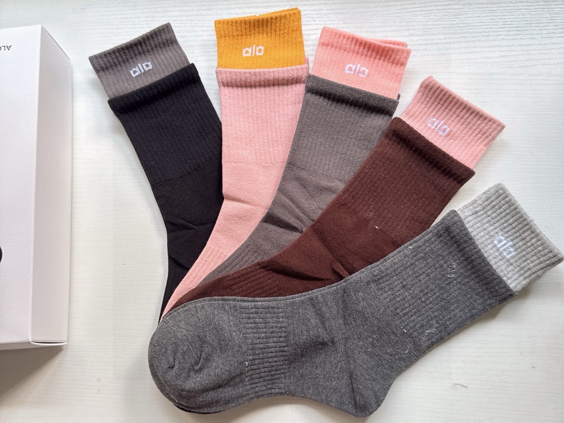 🆕 · alo ·❗️alo新品女款长筒袜子❗️【一盒五双】提花经典字母标志，纯棉材质制造，透气舒适，超