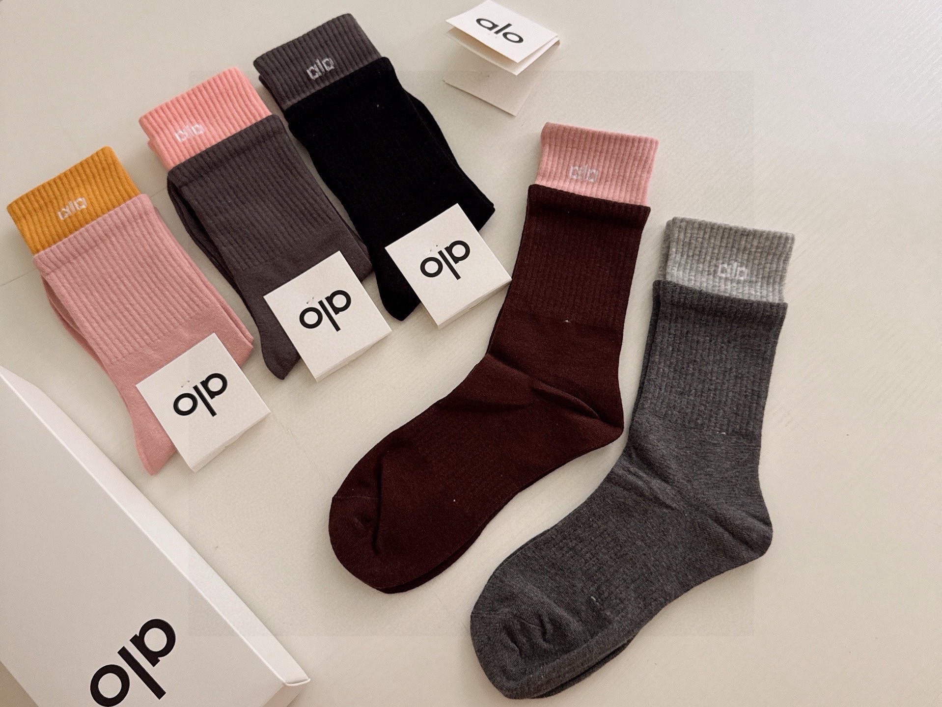 🆕 · alo ·❗️alo新品女款长筒袜子❗️【一盒五双】提花经典字母标志，纯棉材质制造，透气舒适，超