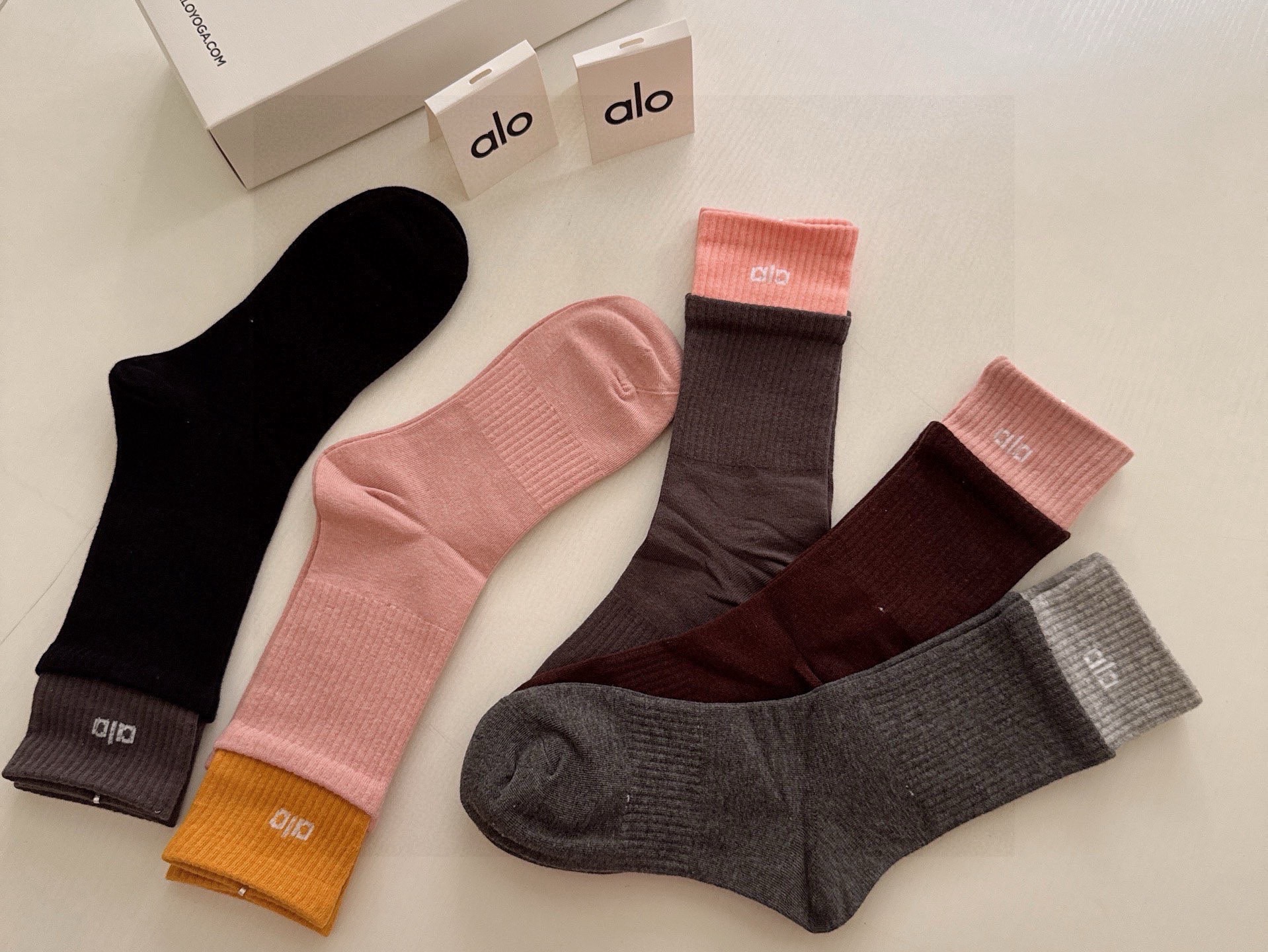 🆕 · alo ·❗️alo新品女款长筒袜子❗️【一盒五双】提花经典字母标志，纯棉材质制造，透气舒适，超