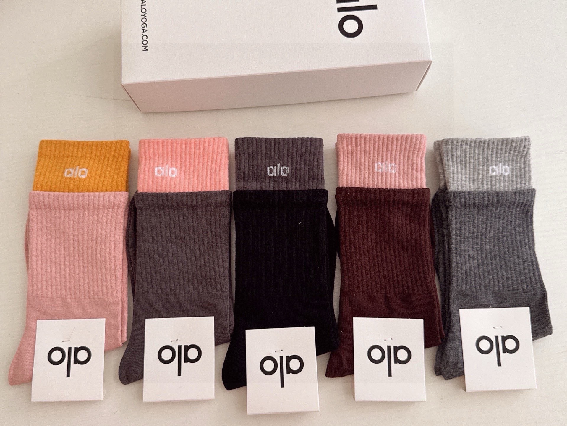 🆕 · alo ·❗️alo新品女款长筒袜子❗️【一盒五双】提花经典字母标志，纯棉材质制造，透气舒适，超