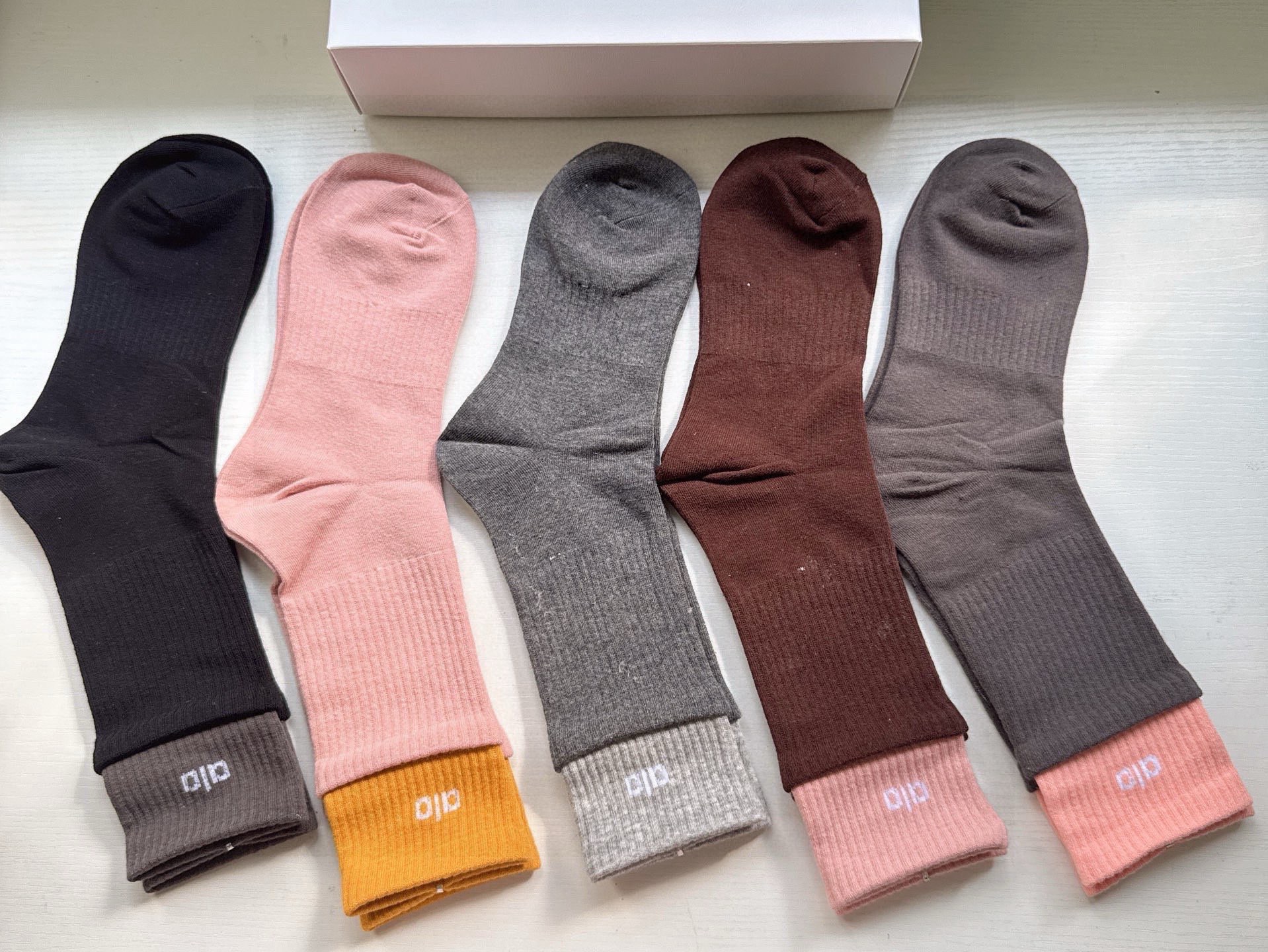 🆕 · alo ·❗️alo新品女款长筒袜子❗️【一盒五双】提花经典字母标志，纯棉材质制造，透气舒适，超