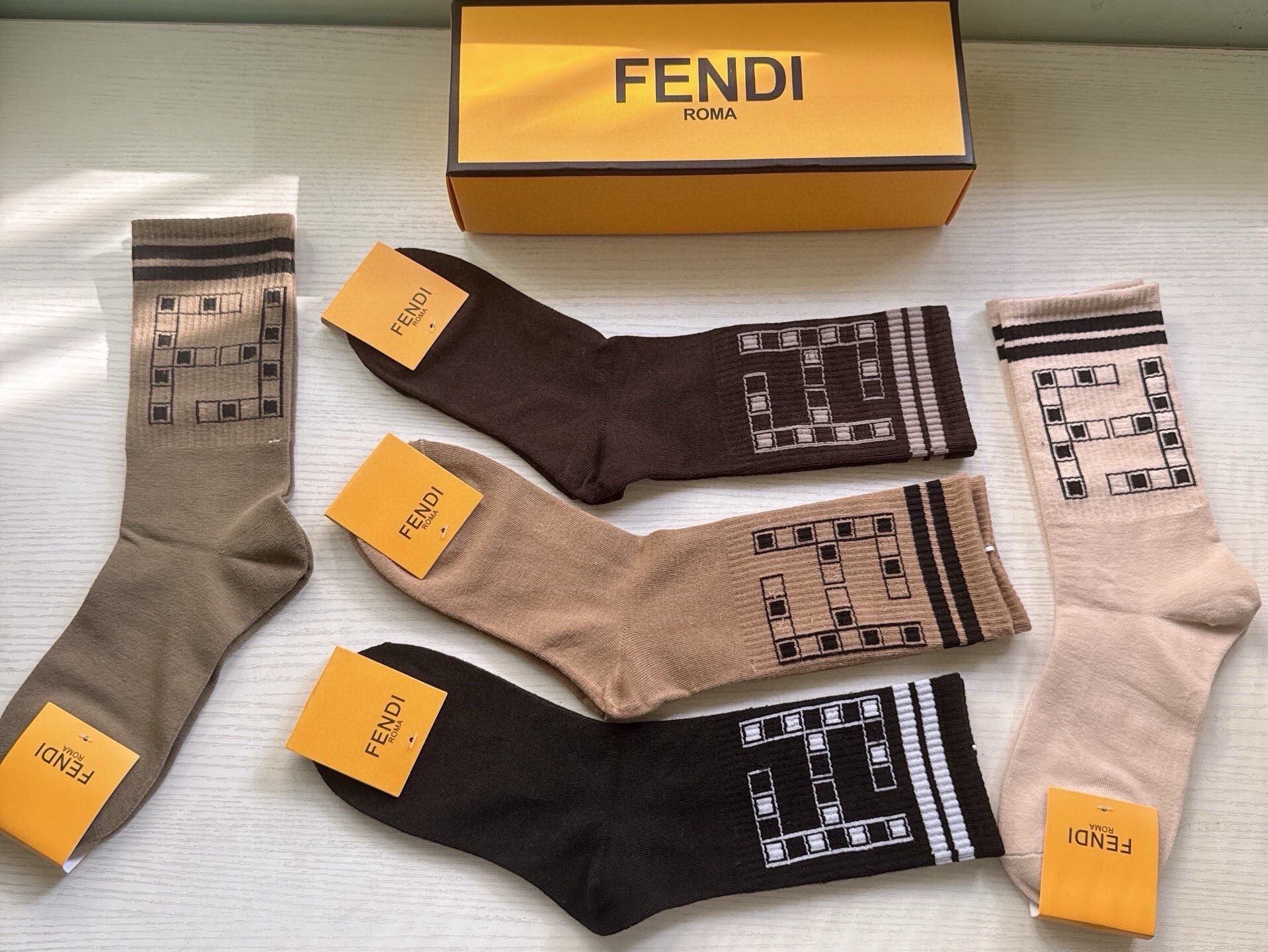 🆕FENDI · 芬迪❗️FF新品长筒袜子❗️【一盒五双】超级经典的双F标志，纯棉材质制造，透气舒适，超