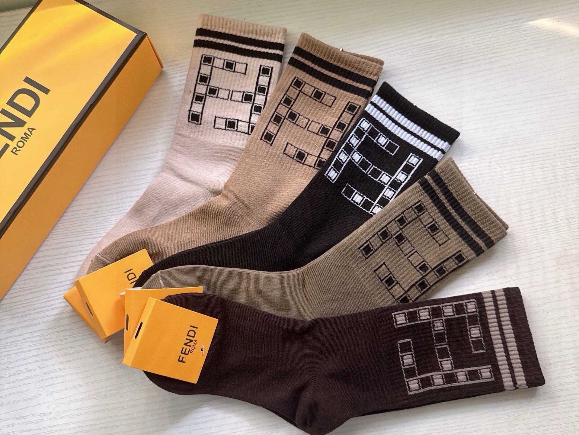 🆕FENDI · 芬迪❗️FF新品长筒袜子❗️【一盒五双】超级经典的双F标志，纯棉材质制造，透气舒适，超