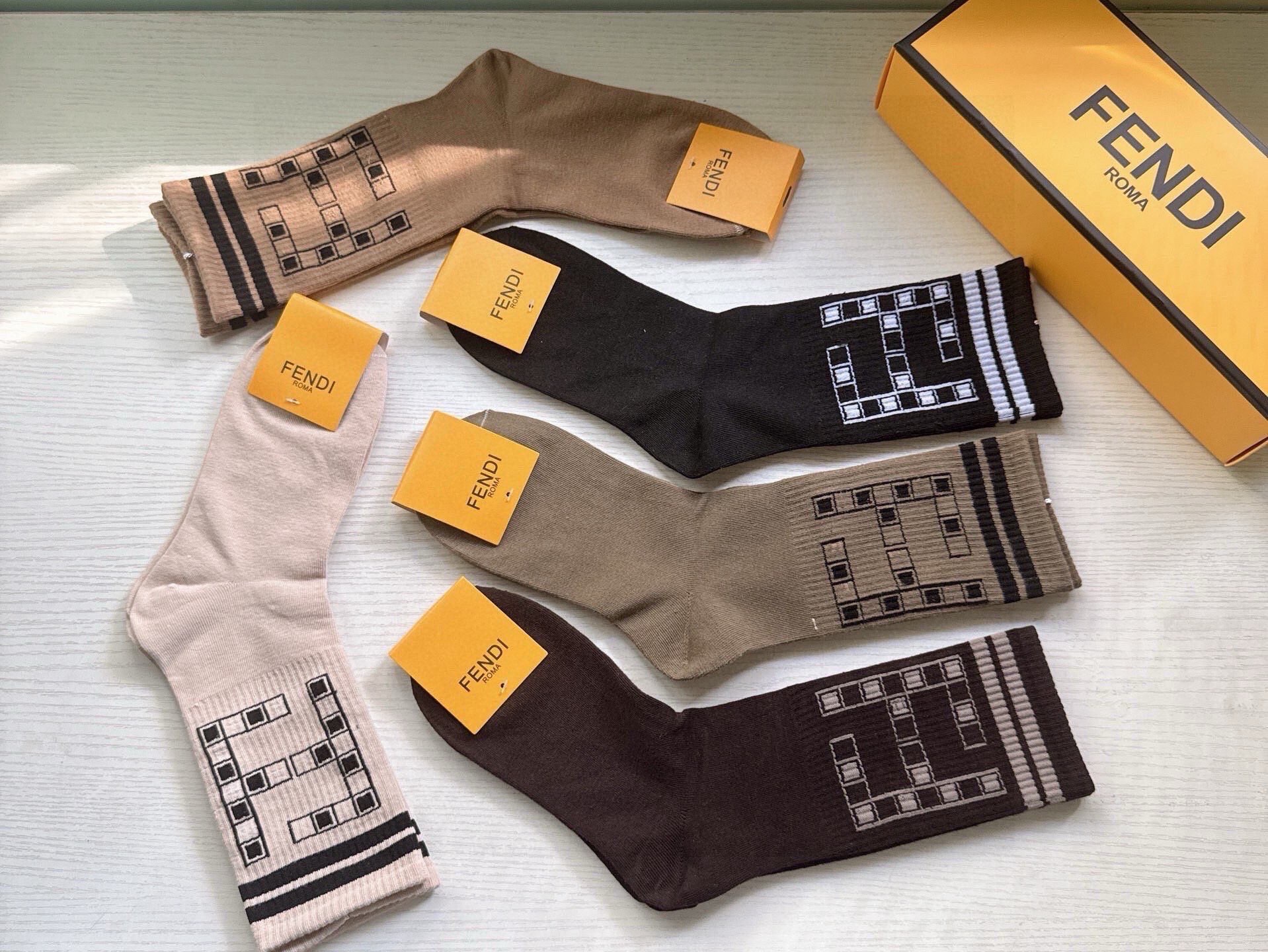 🆕FENDI · 芬迪❗️FF新品长筒袜子❗️【一盒五双】超级经典的双F标志，纯棉材质制造，透气舒适，超