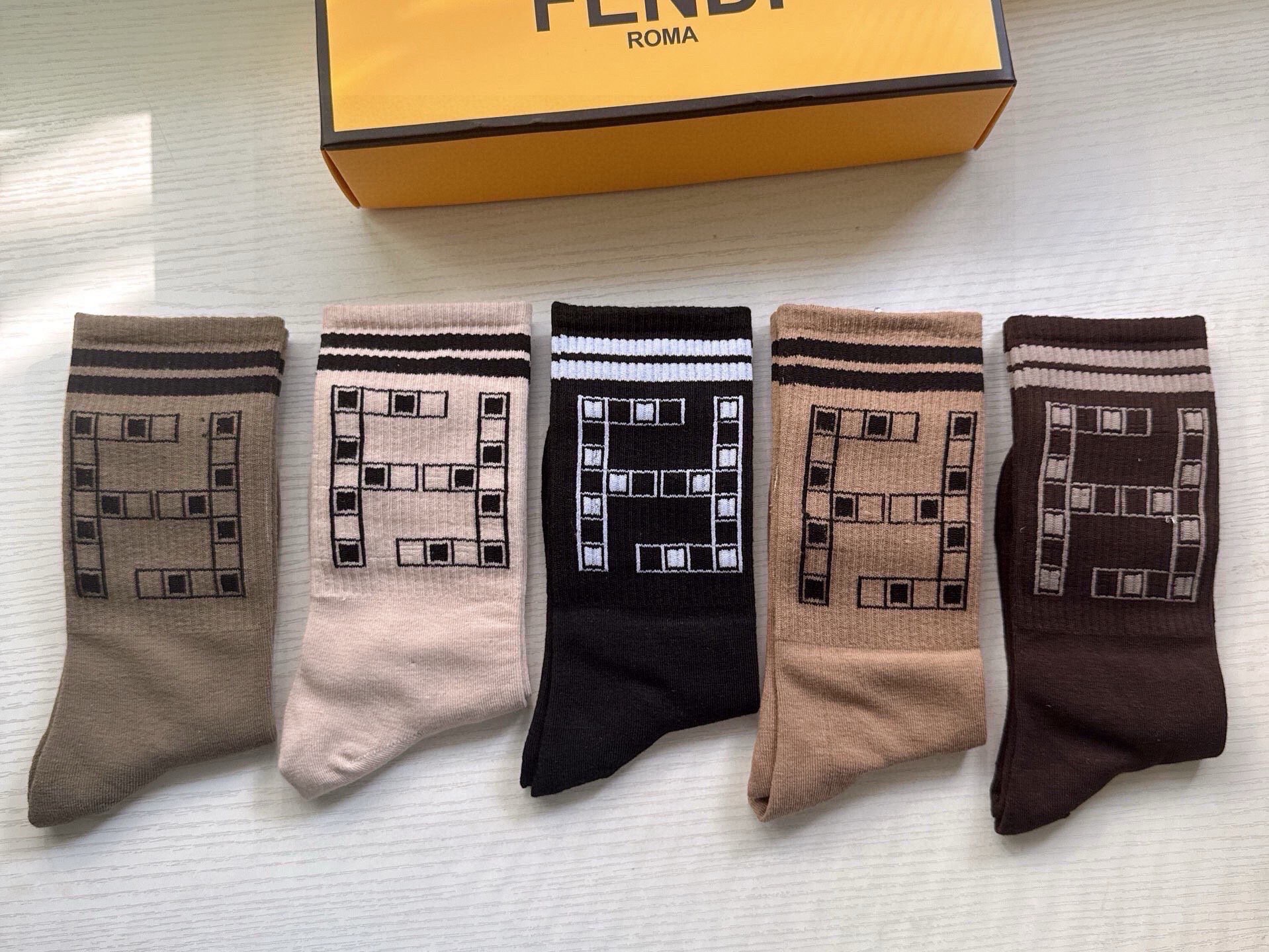 🆕FENDI · 芬迪❗️FF新品长筒袜子❗️【一盒五双】超级经典的双F标志，纯棉材质制造，透气舒适，超