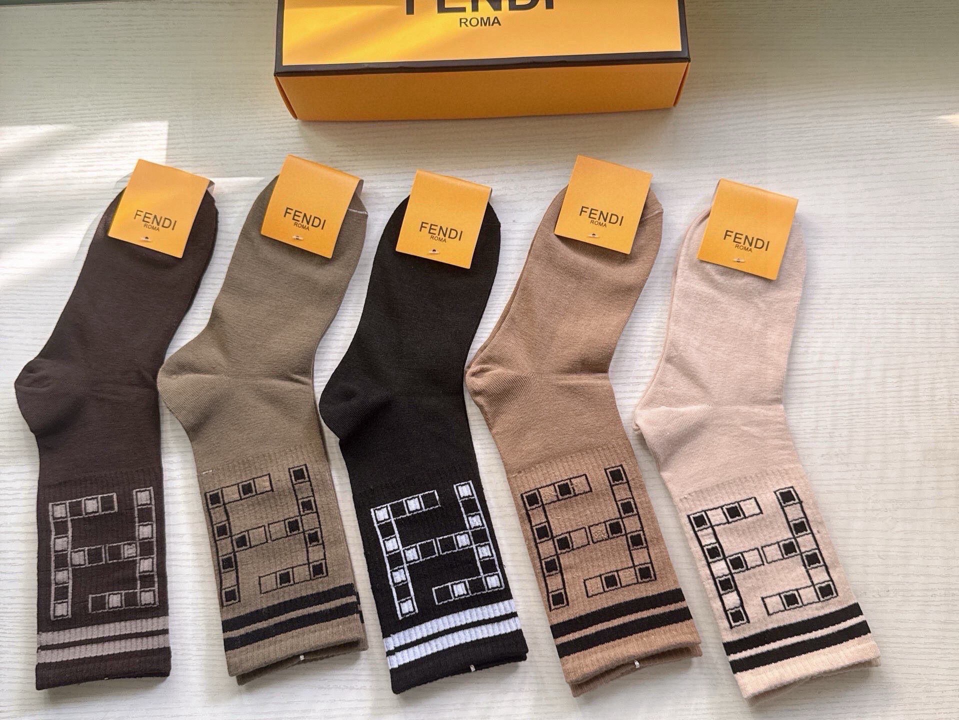 🆕FENDI · 芬迪❗️FF新品长筒袜子❗️【一盒五双】超级经典的双F标志，纯棉材质制造，透气舒适，超