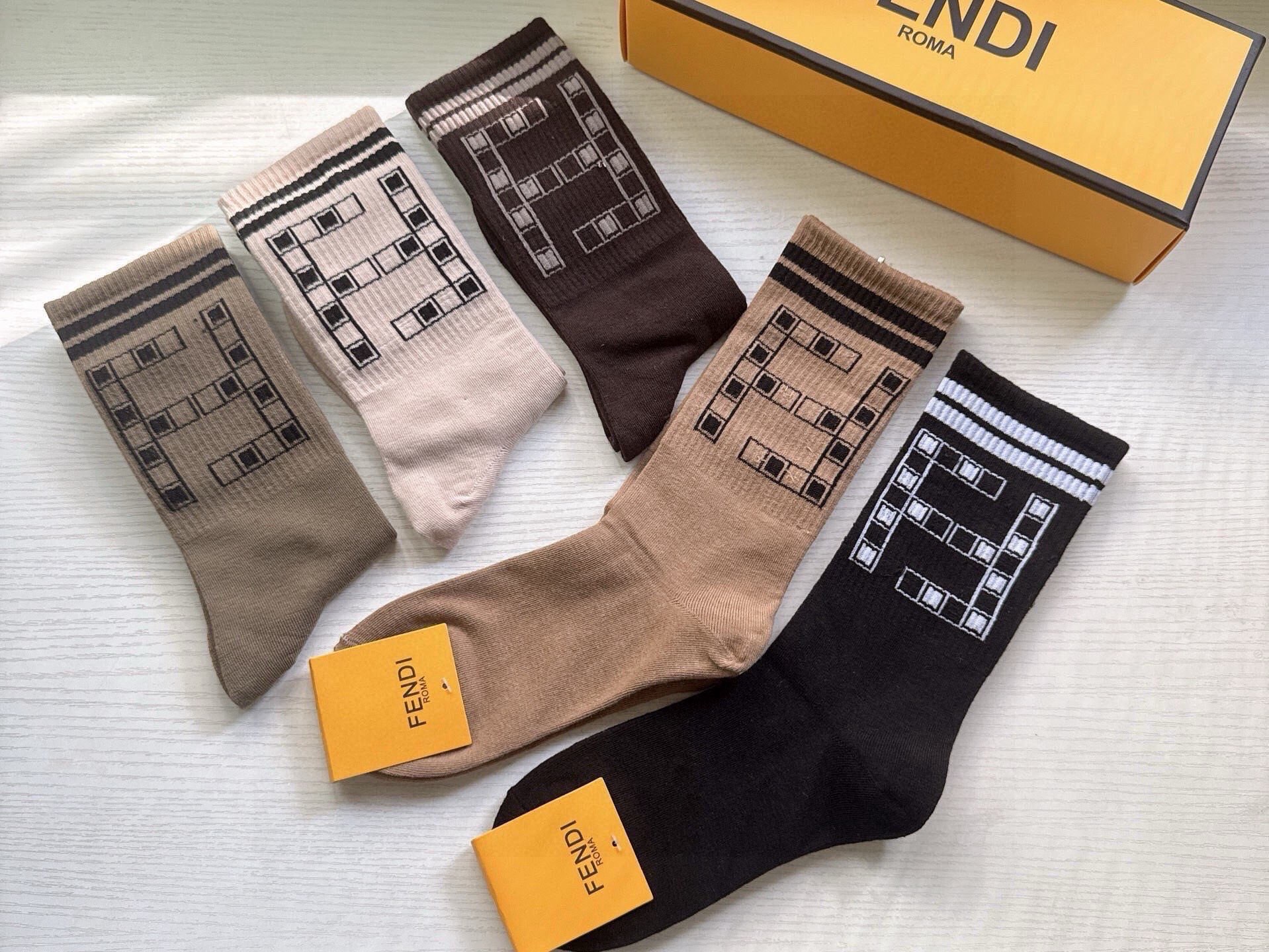 🆕FENDI · 芬迪❗️FF新品长筒袜子❗️【一盒五双】超级经典的双F标志，纯棉材质制造，透气舒适，超