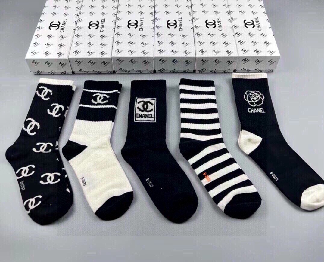 🆕CHANEL · 香奈儿❗️香奶奶家新品女款袜子❗️【一盒五双】纯棉材质，柔软舒适透气，提花经典品牌全