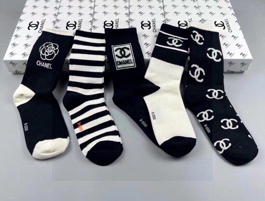 🆕CHANEL · 香奈儿❗️香奶奶家新品女款袜子❗️【一盒五双】纯棉材质，柔软舒适透气，提花经典品牌全