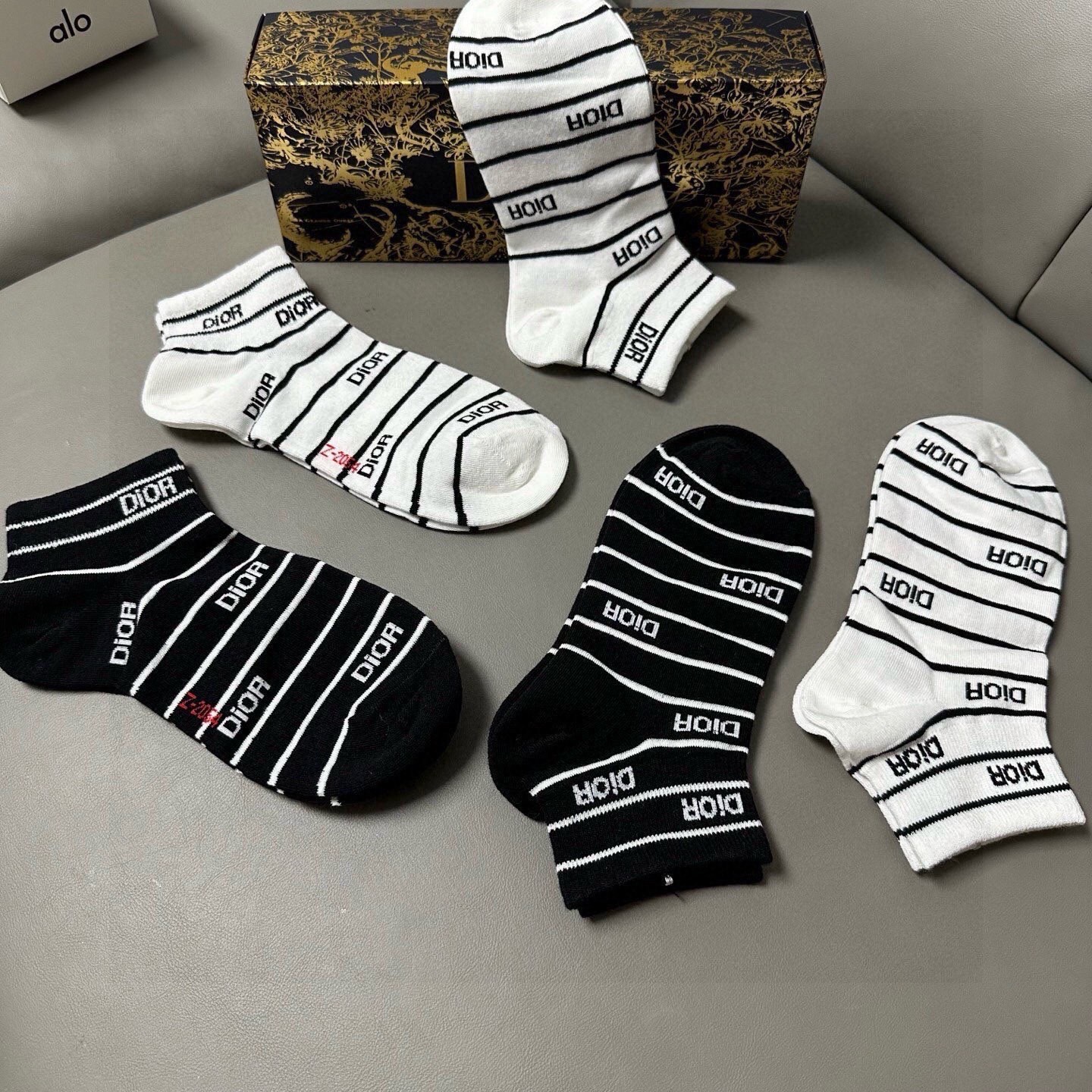 🆕Dior · 迪奥❗️D家新品女款船袜，【一盒五双】纯棉材质，上脚柔软舒适，经典的D家字母logo，炒