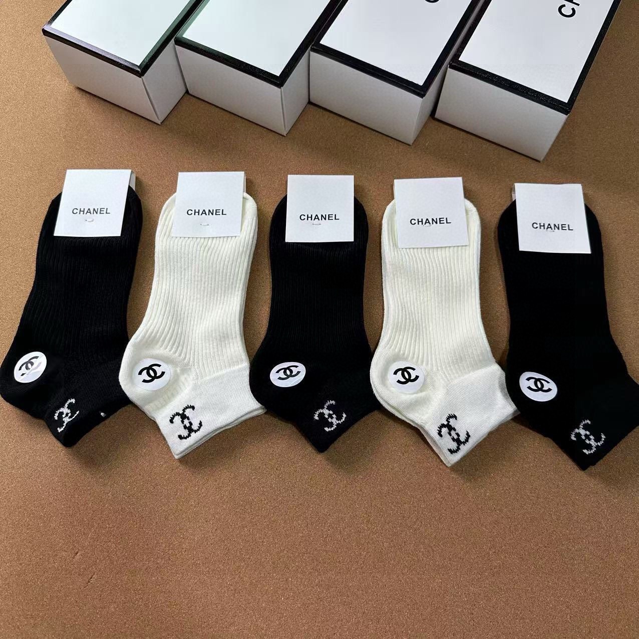 🆕CHANEL · 香奈儿❗️CH新品女款袜子❗️【一盒五双】纯棉材质，提花经典双C标识，炒鸡nice，