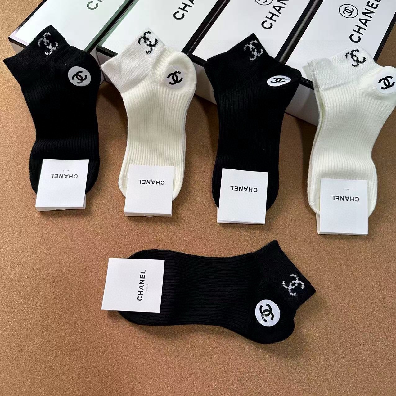 🆕CHANEL · 香奈儿❗️CH新品女款袜子❗️【一盒五双】纯棉材质，提花经典双C标识，炒鸡nice，