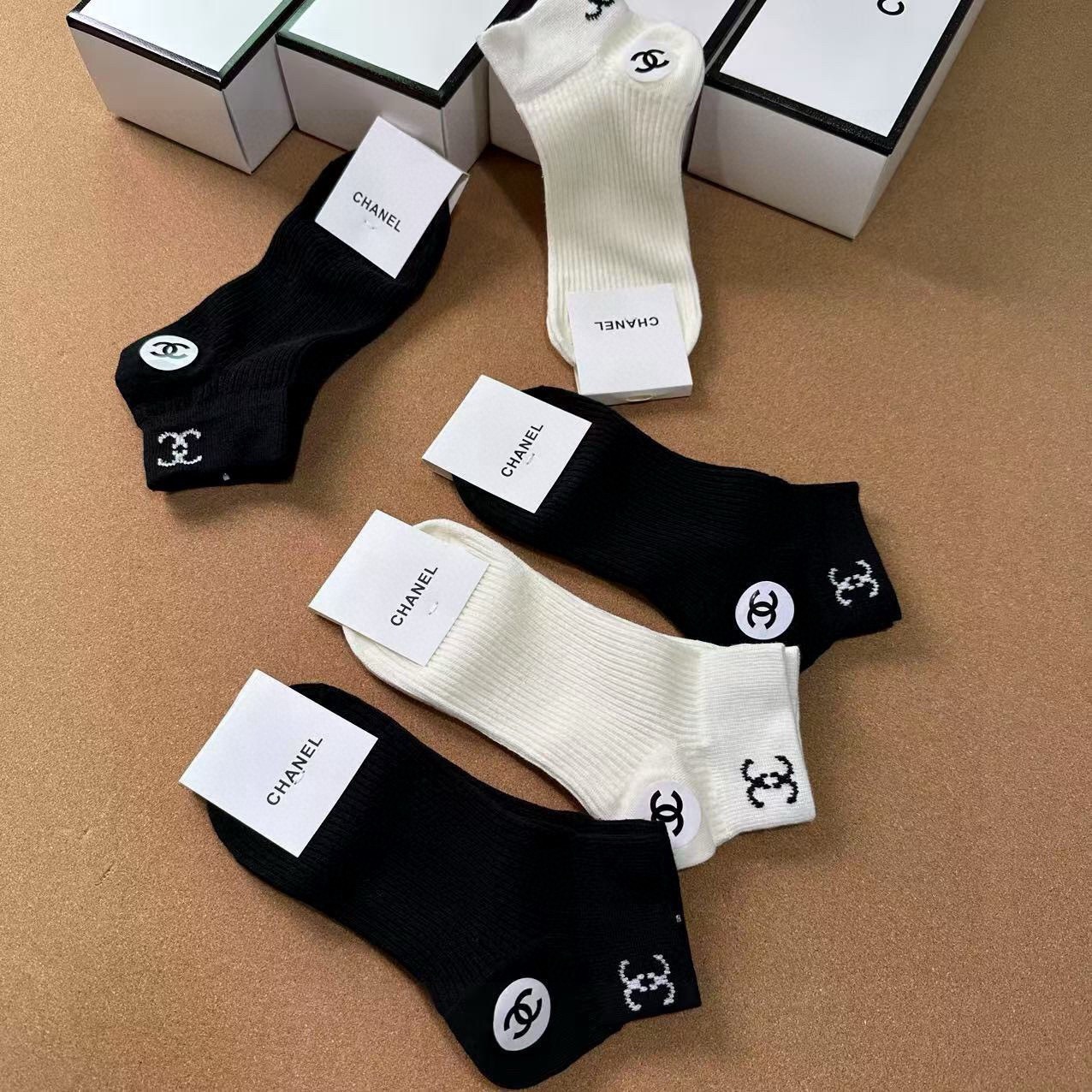 🆕CHANEL · 香奈儿❗️CH新品女款袜子❗️【一盒五双】纯棉材质，提花经典双C标识，炒鸡nice，
