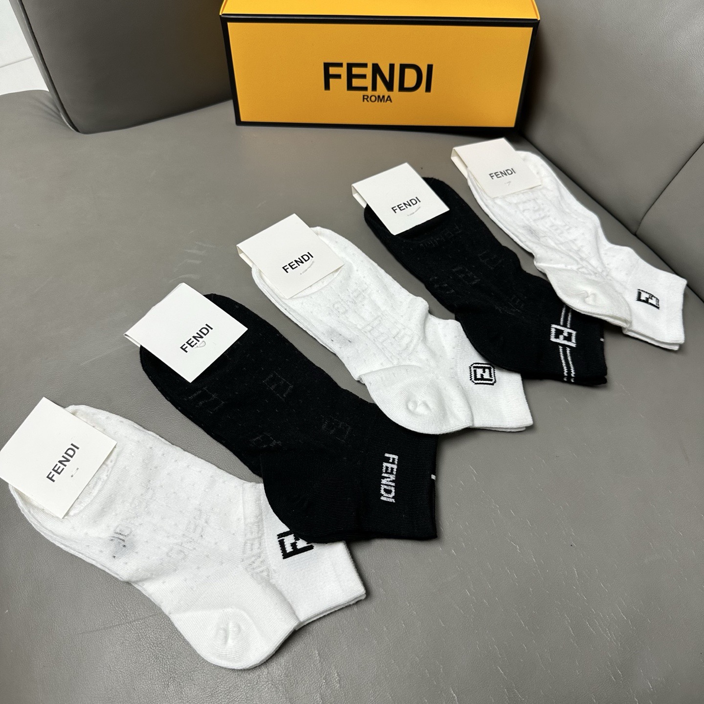 🆕FENDI · 芬迪❗️FF新品女款袜子❗️【一盒五双】提花经典的双F标志，纯棉材质制造，透气舒适，超