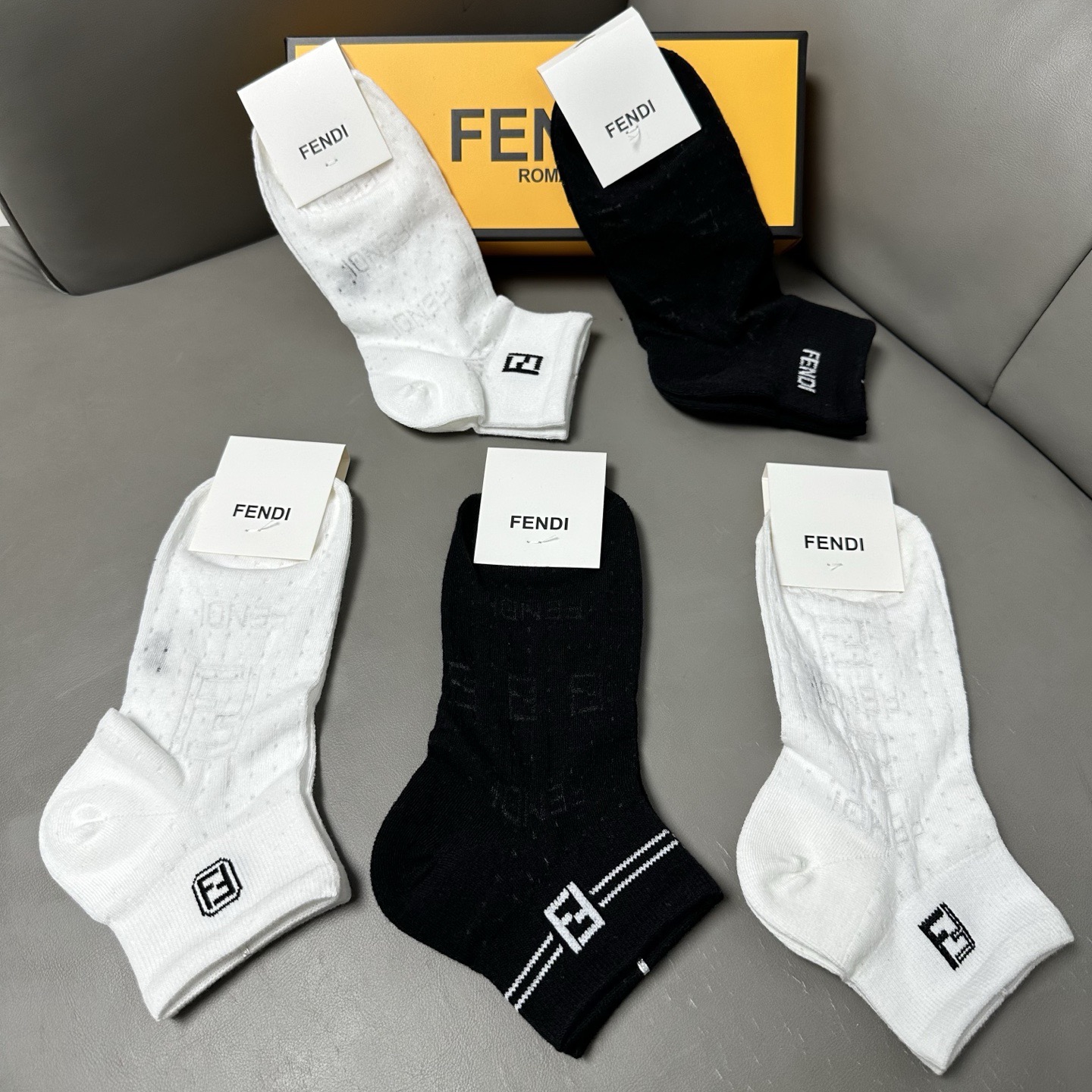 🆕FENDI · 芬迪❗️FF新品女款袜子❗️【一盒五双】提花经典的双F标志，纯棉材质制造，透气舒适，超