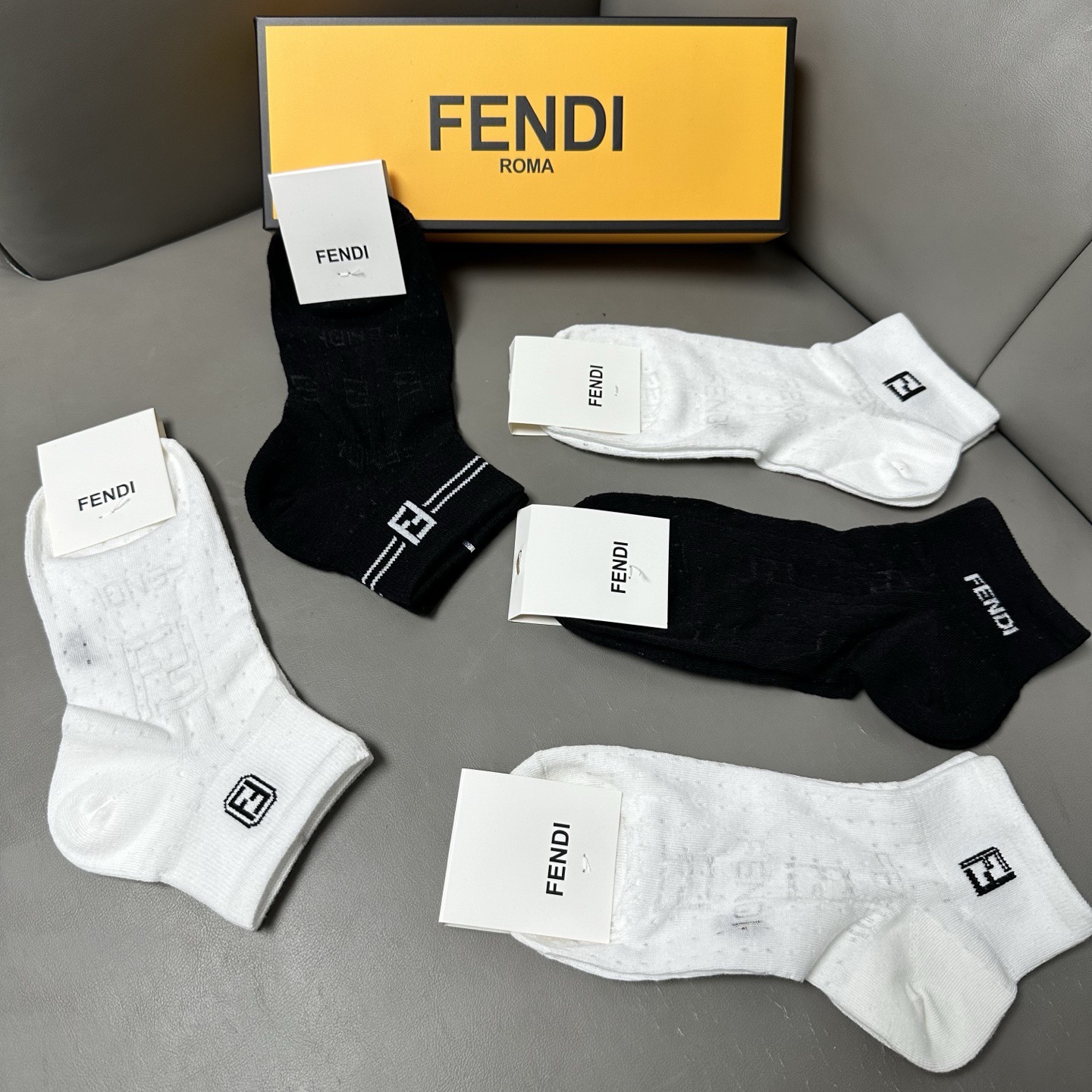 🆕FENDI · 芬迪❗️FF新品女款袜子❗️【一盒五双】提花经典的双F标志，纯棉材质制造，透气舒适，超