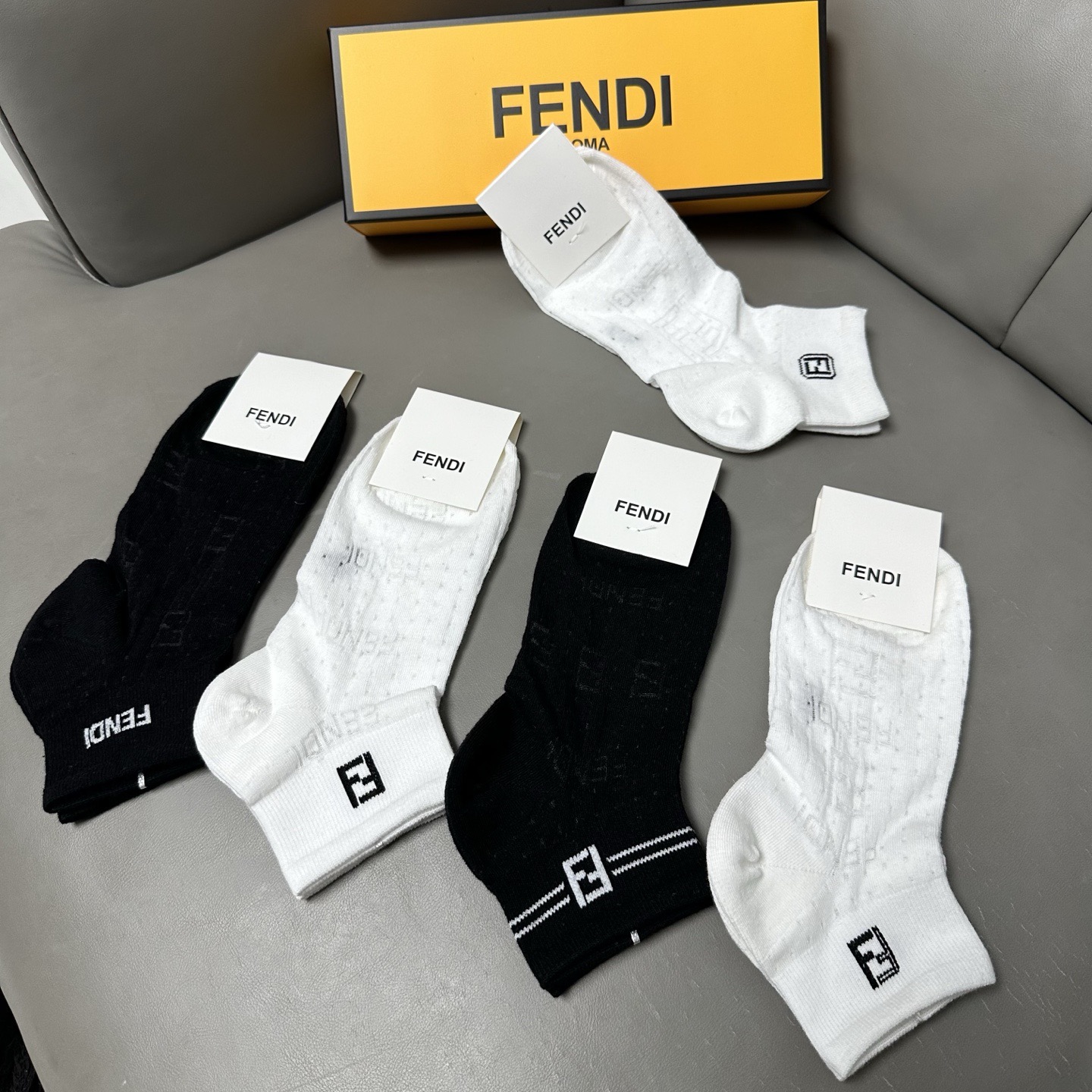 🆕FENDI · 芬迪❗️FF新品女款袜子❗️【一盒五双】提花经典的双F标志，纯棉材质制造，透气舒适，超