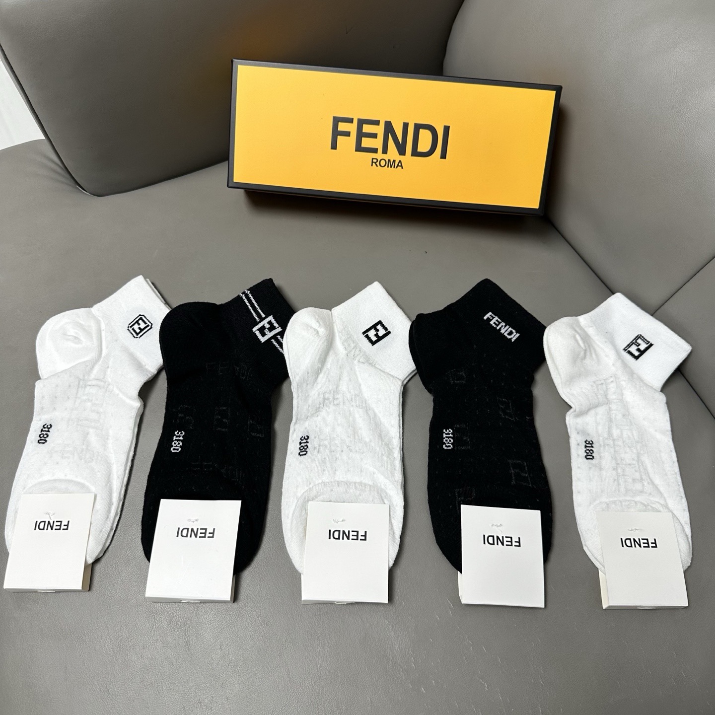 🆕FENDI · 芬迪❗️FF新品女款袜子❗️【一盒五双】提花经典的双F标志，纯棉材质制造，透气舒适，超