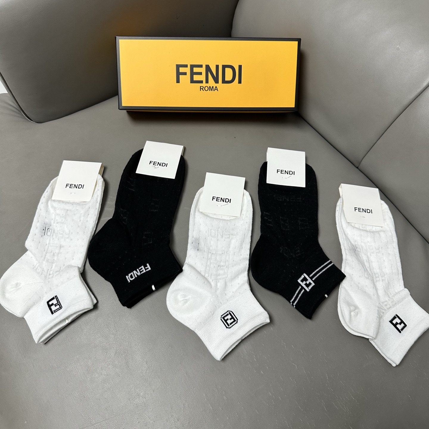 🆕FENDI · 芬迪❗️FF新品女款袜子❗️【一盒五双】提花经典的双F标志，纯棉材质制造，透气舒适，超