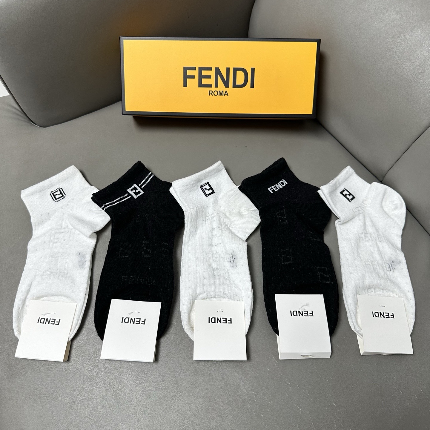 🆕FENDI · 芬迪❗️FF新品女款袜子❗️【一盒五双】提花经典的双F标志，纯棉材质制造，透气舒适，超