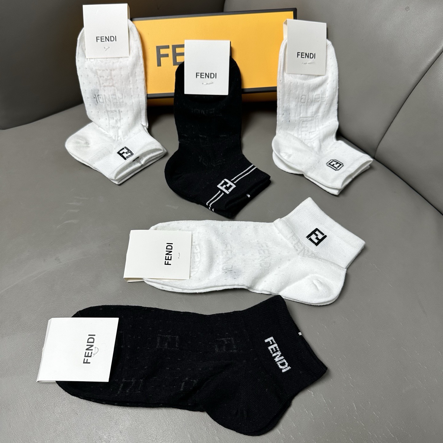 🆕FENDI · 芬迪❗️FF新品女款袜子❗️【一盒五双】提花经典的双F标志，纯棉材质制造，透气舒适，超