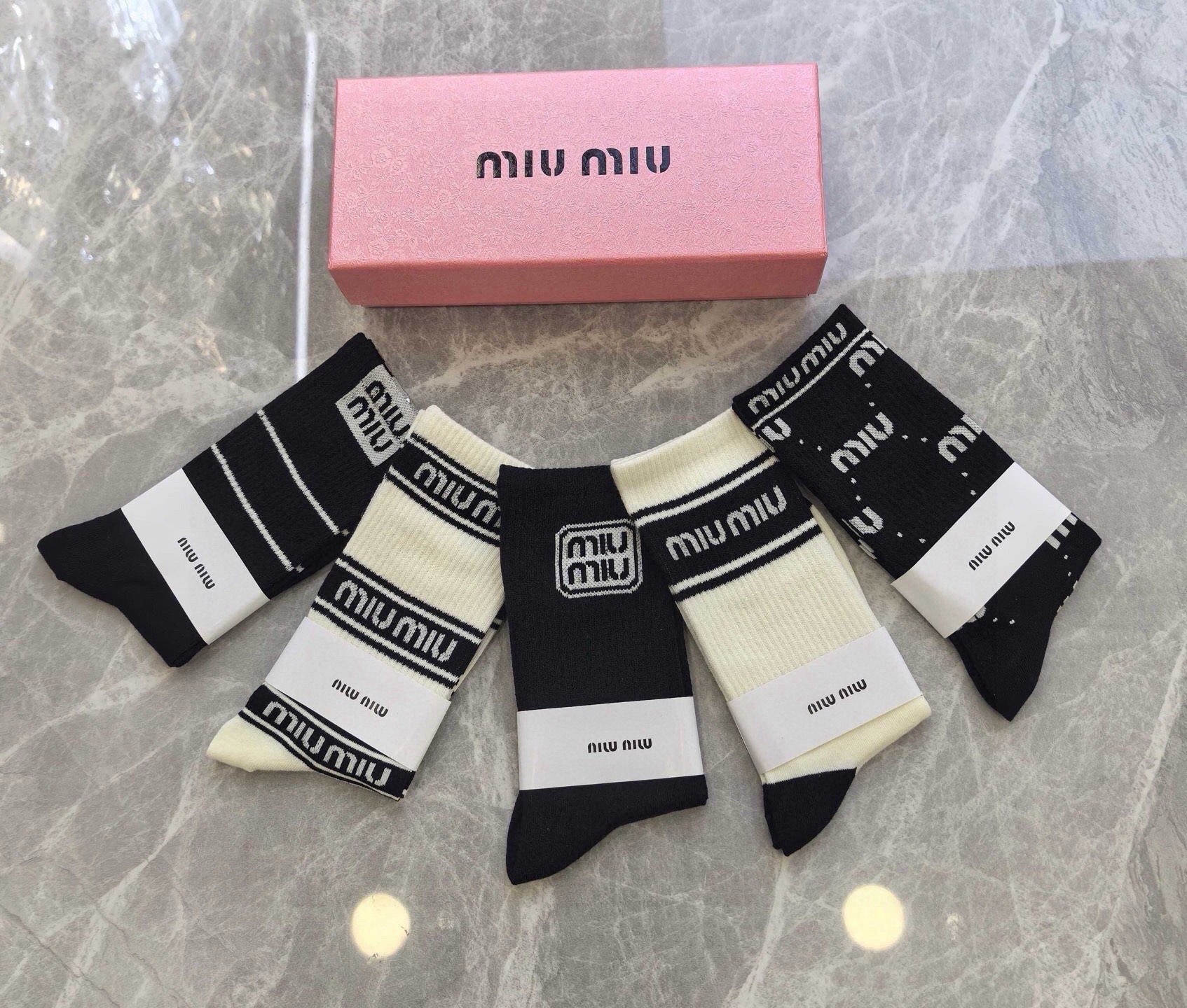 🆕 · Miumiu · ❗️缪缪新品女款袜子❗️【一盒五双】提花经典miumiu字母，透气柔软舒适，超