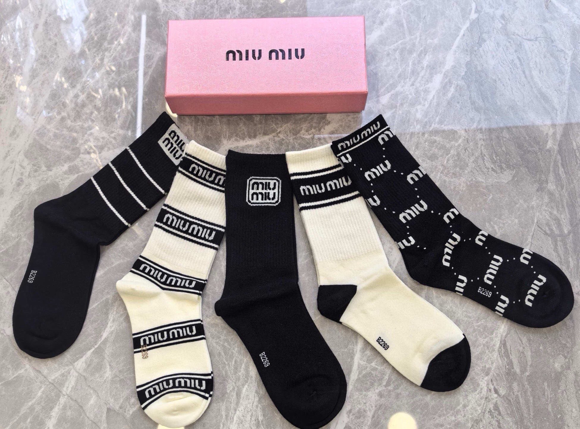 🆕 · Miumiu · ❗️缪缪新品女款袜子❗️【一盒五双】提花经典miumiu字母，透气柔软舒适，超