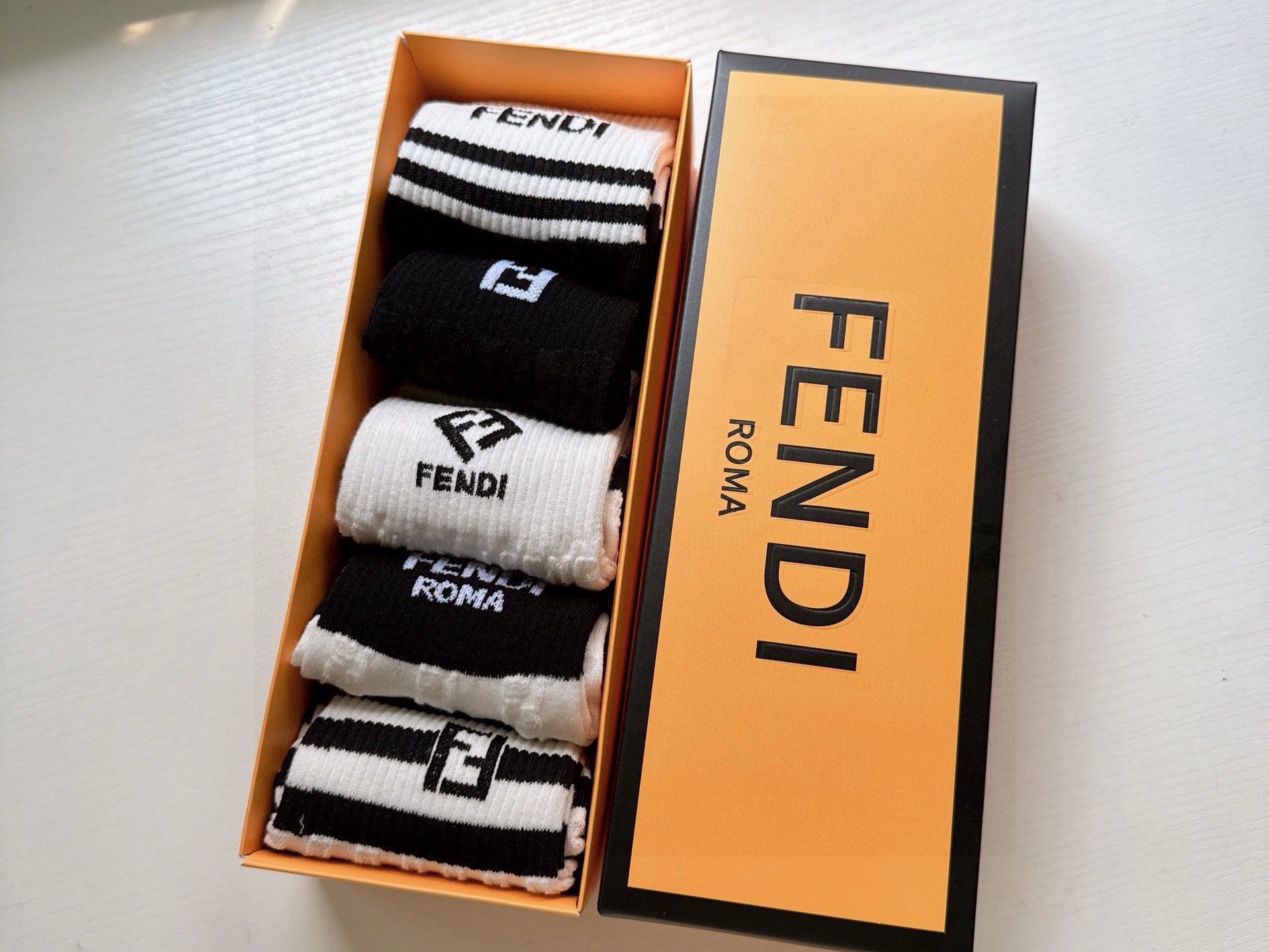 🆕FENDI · 芬迪❗️FF新品中筒女款袜子❗️【一盒五双】超级经典的双F标志，纯棉材质制造，透气舒适