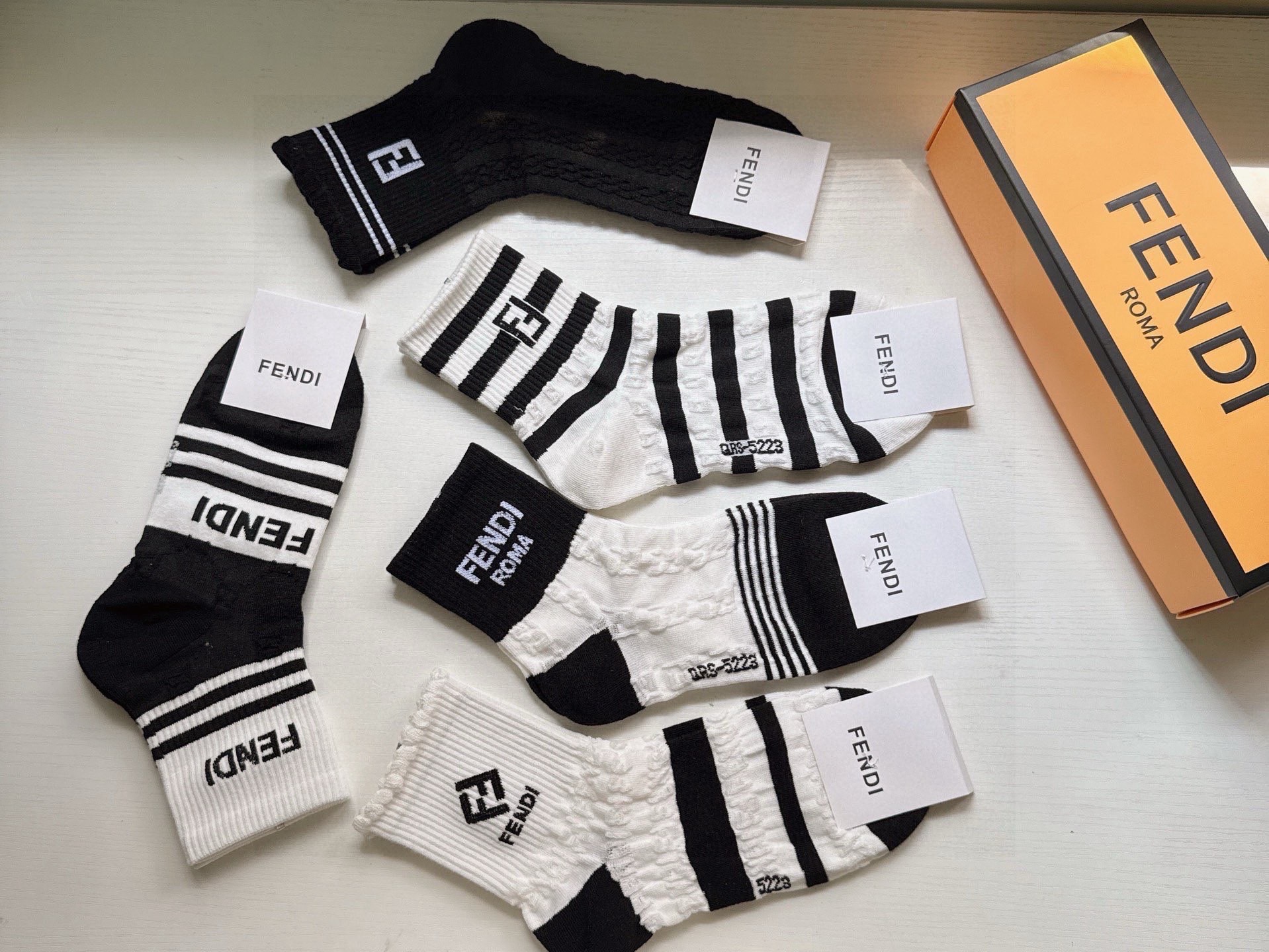 🆕FENDI · 芬迪❗️FF新品中筒女款袜子❗️【一盒五双】超级经典的双F标志，纯棉材质制造，透气舒适