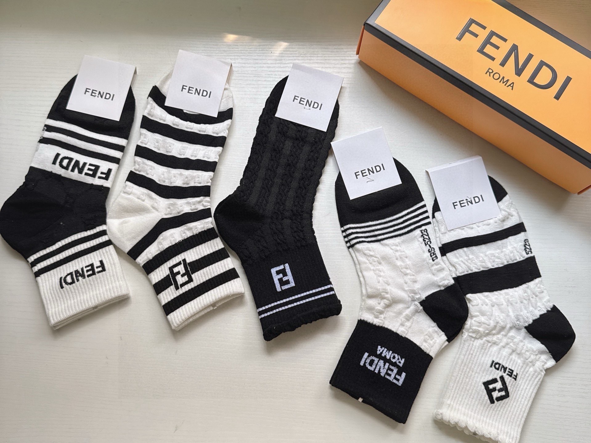 🆕FENDI · 芬迪❗️FF新品中筒女款袜子❗️【一盒五双】超级经典的双F标志，纯棉材质制造，透气舒适
