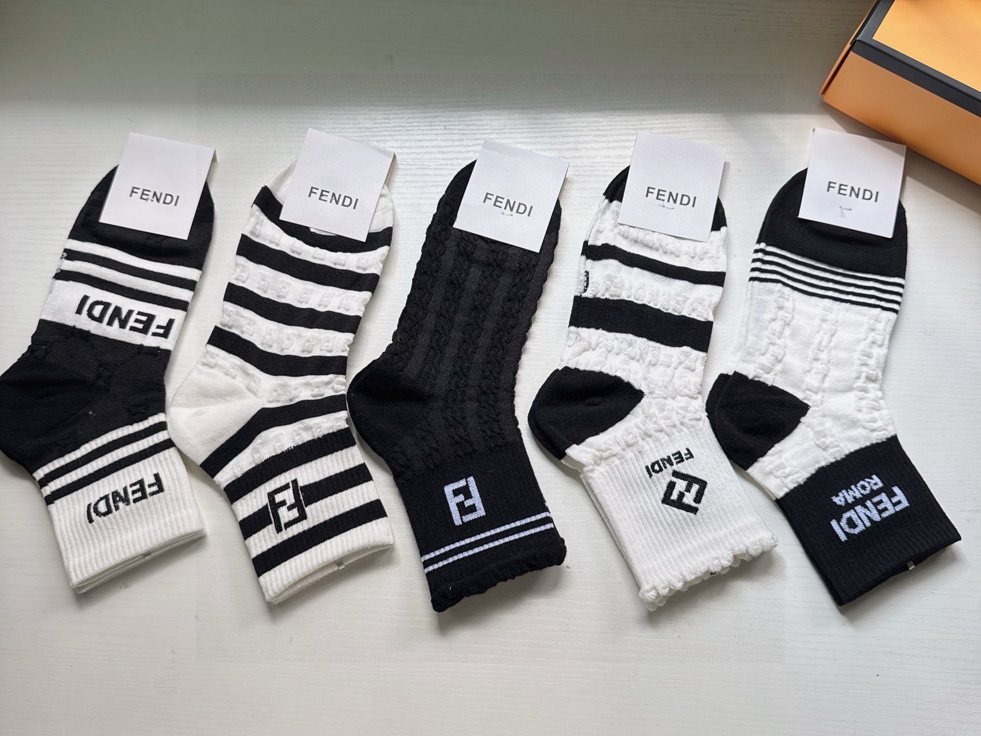 🆕FENDI · 芬迪❗️FF新品中筒女款袜子❗️【一盒五双】超级经典的双F标志，纯棉材质制造，透气舒适