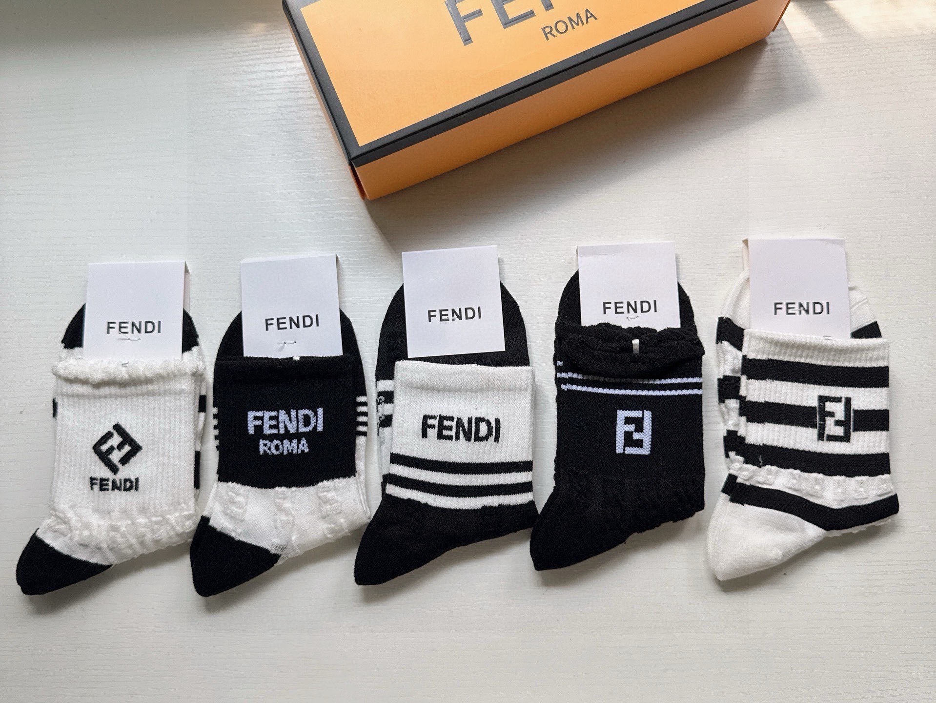 🆕FENDI · 芬迪❗️FF新品中筒女款袜子❗️【一盒五双】超级经典的双F标志，纯棉材质制造，透气舒适
