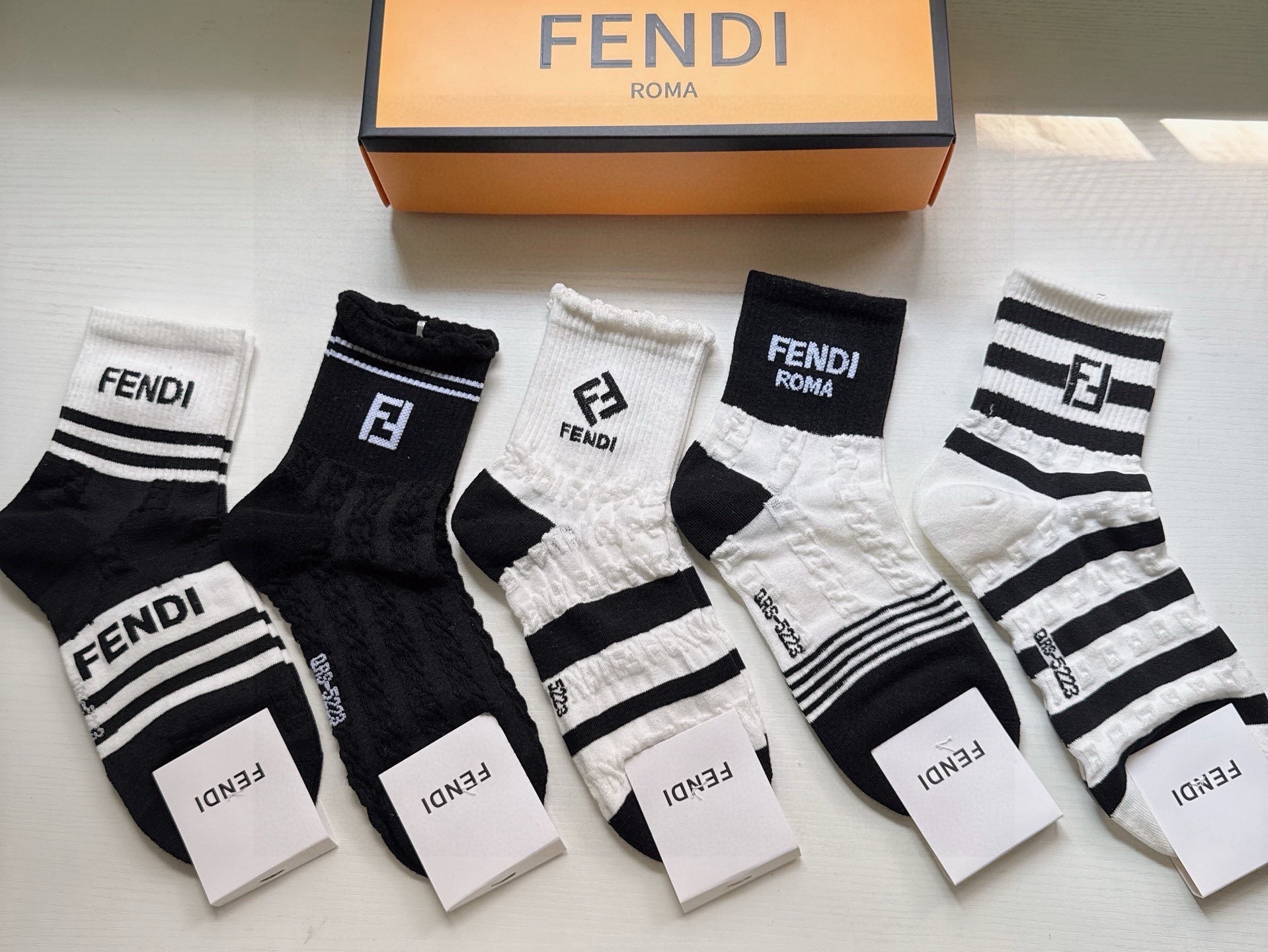 🆕FENDI · 芬迪❗️FF新品中筒女款袜子❗️【一盒五双】超级经典的双F标志，纯棉材质制造，透气舒适