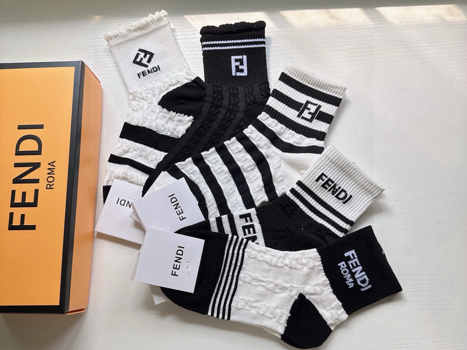 🆕FENDI · 芬迪❗️FF新品中筒女款袜子❗️【一盒五双】超级经典的双F标志，纯棉材质制造，透气舒适