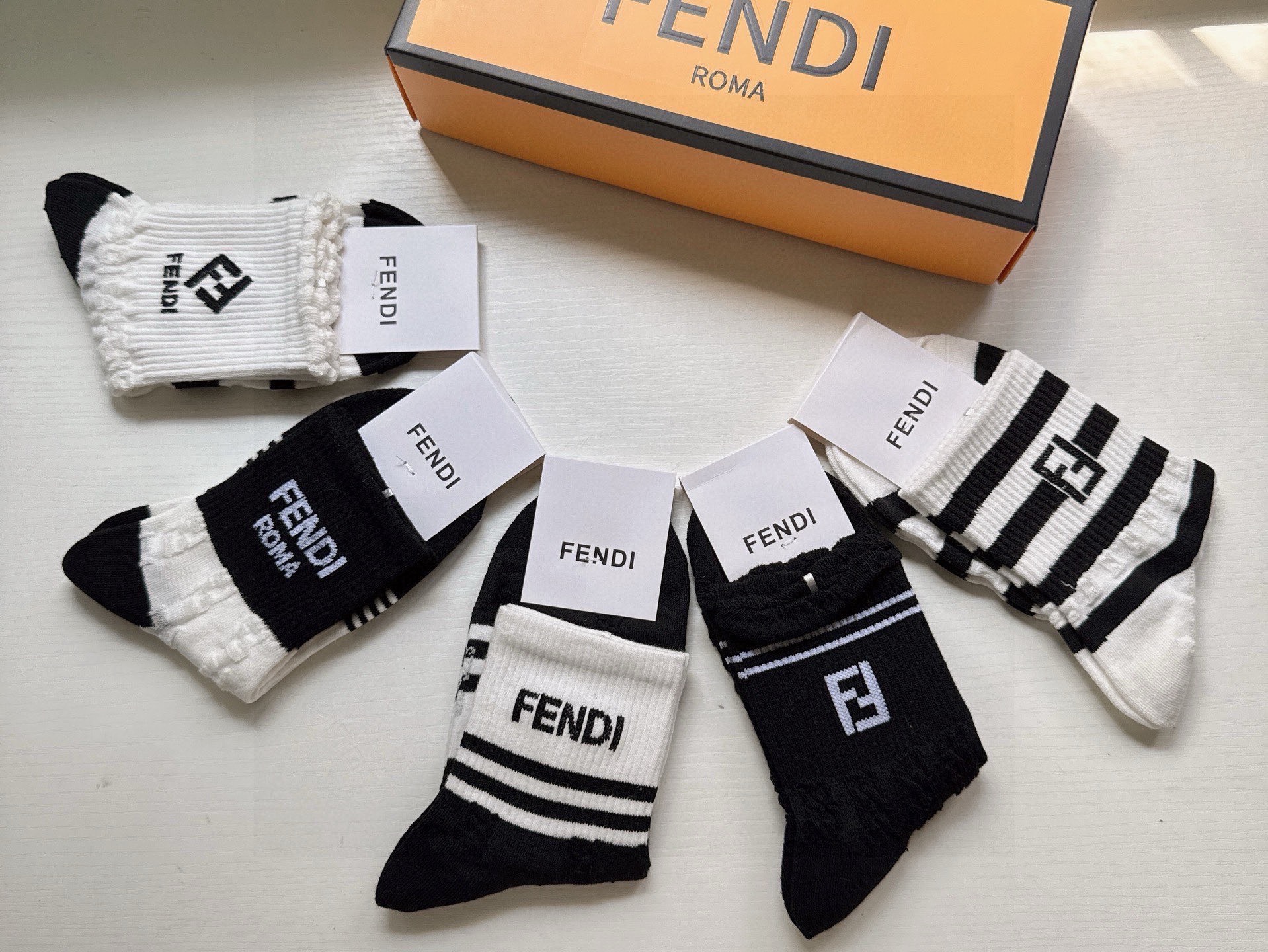 🆕FENDI · 芬迪❗️FF新品中筒女款袜子❗️【一盒五双】超级经典的双F标志，纯棉材质制造，透气舒适
