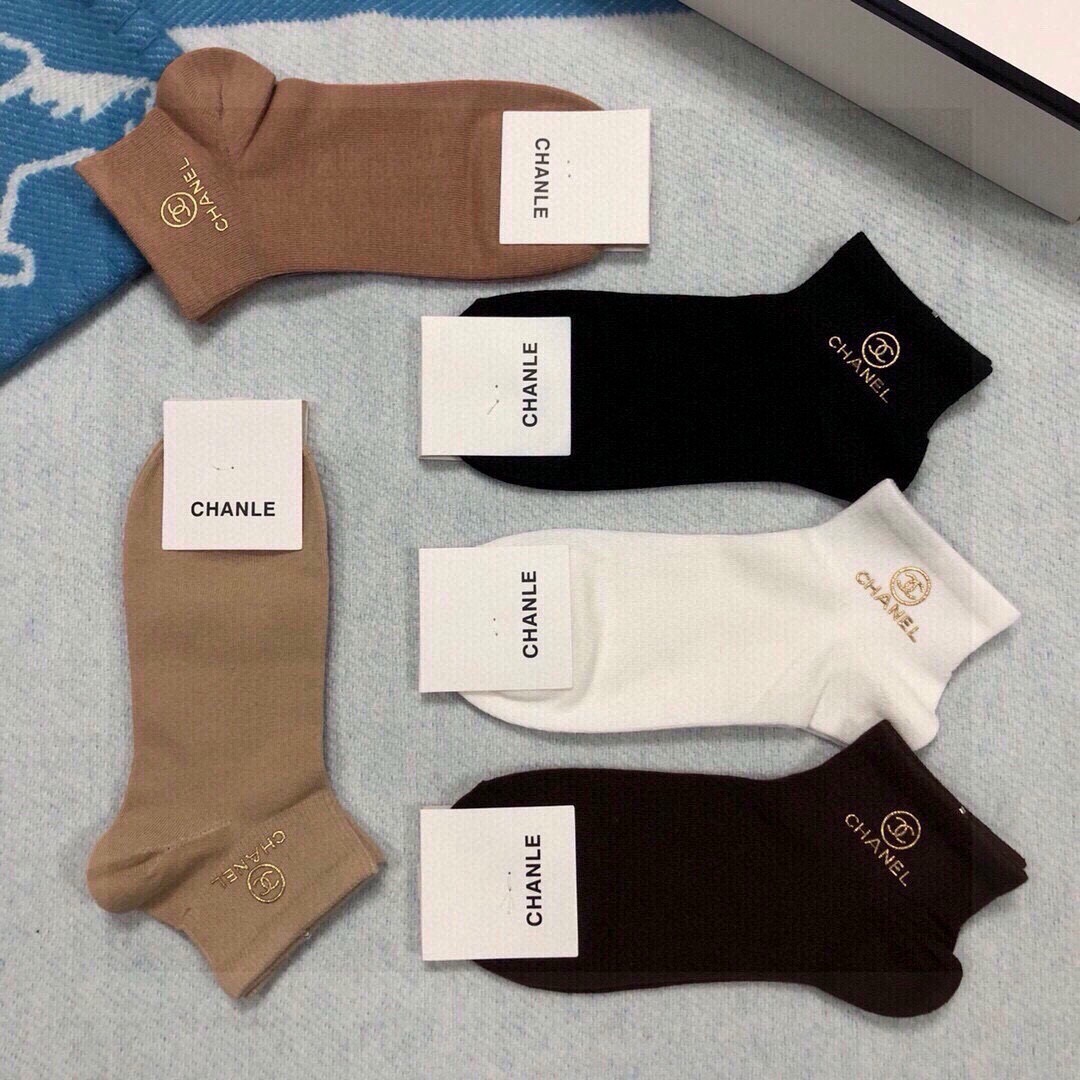 🆕CHANEL · 香奈儿❗️香奶奶家新品女款袜子❗️【一盒五双】纯棉材质，柔软舒适透气，罗口烫金经典品