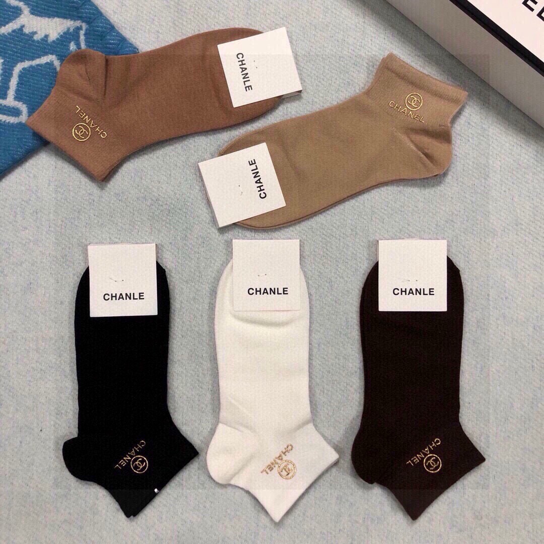🆕CHANEL · 香奈儿❗️香奶奶家新品女款袜子❗️【一盒五双】纯棉材质，柔软舒适透气，罗口烫金经典品