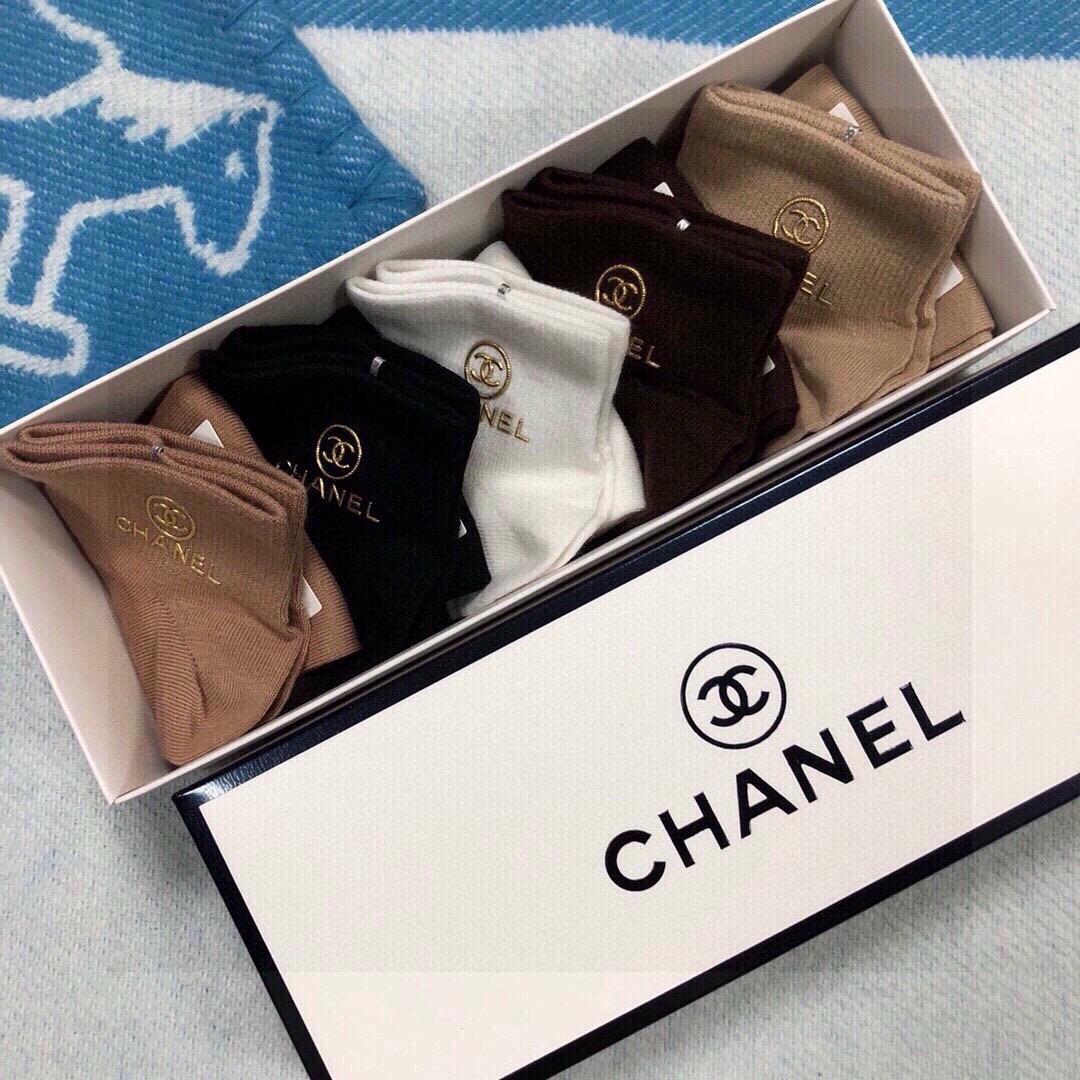🆕CHANEL · 香奈儿❗️香奶奶家新品女款袜子❗️【一盒五双】纯棉材质，柔软舒适透气，罗口烫金经典品