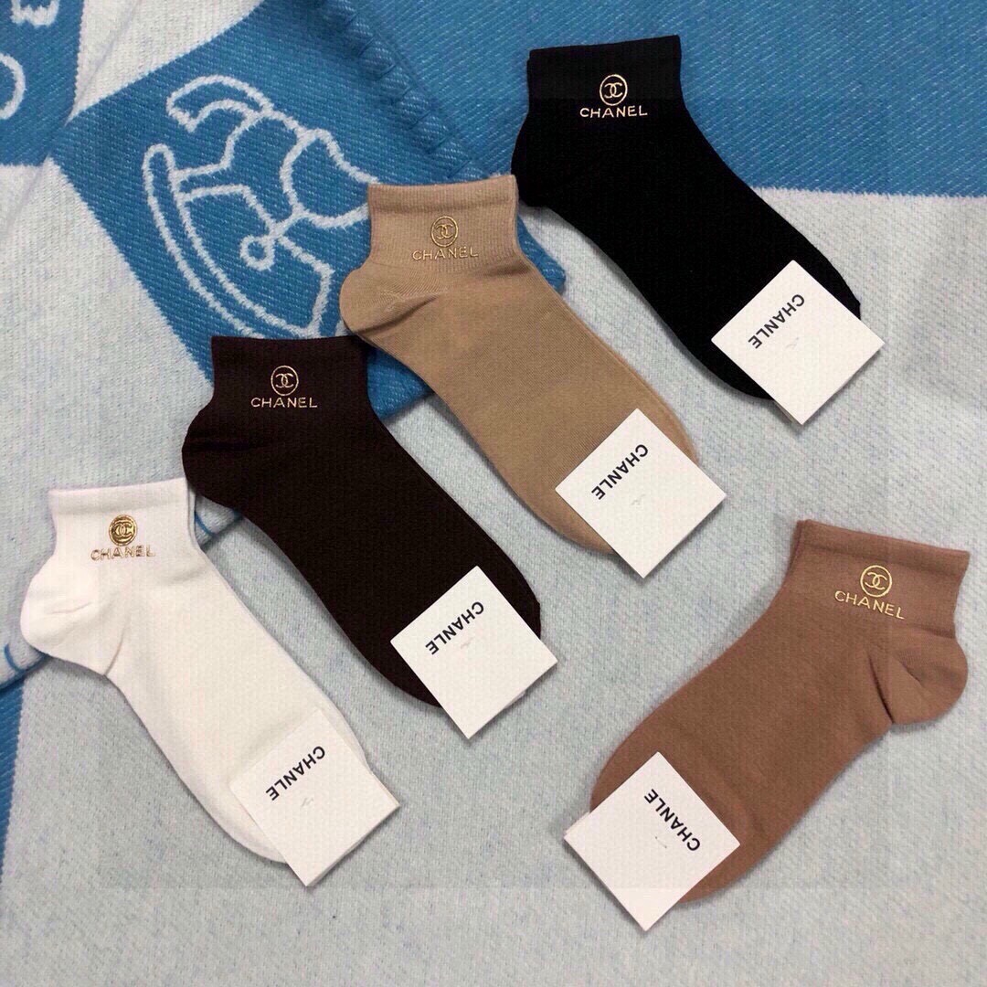 🆕CHANEL · 香奈儿❗️香奶奶家新品女款袜子❗️【一盒五双】纯棉材质，柔软舒适透气，罗口烫金经典品