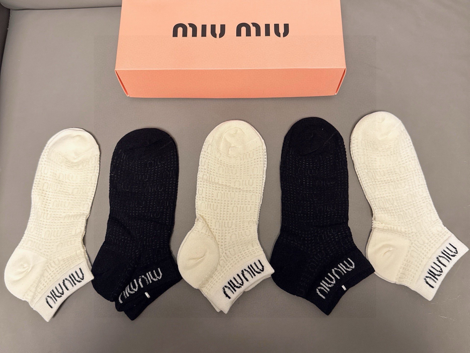 🆕Miumiu · 缪缪新品短袜❗️【一盒五双】提花经典标志，超级nice，实物超漂亮，超火爆小单品，大