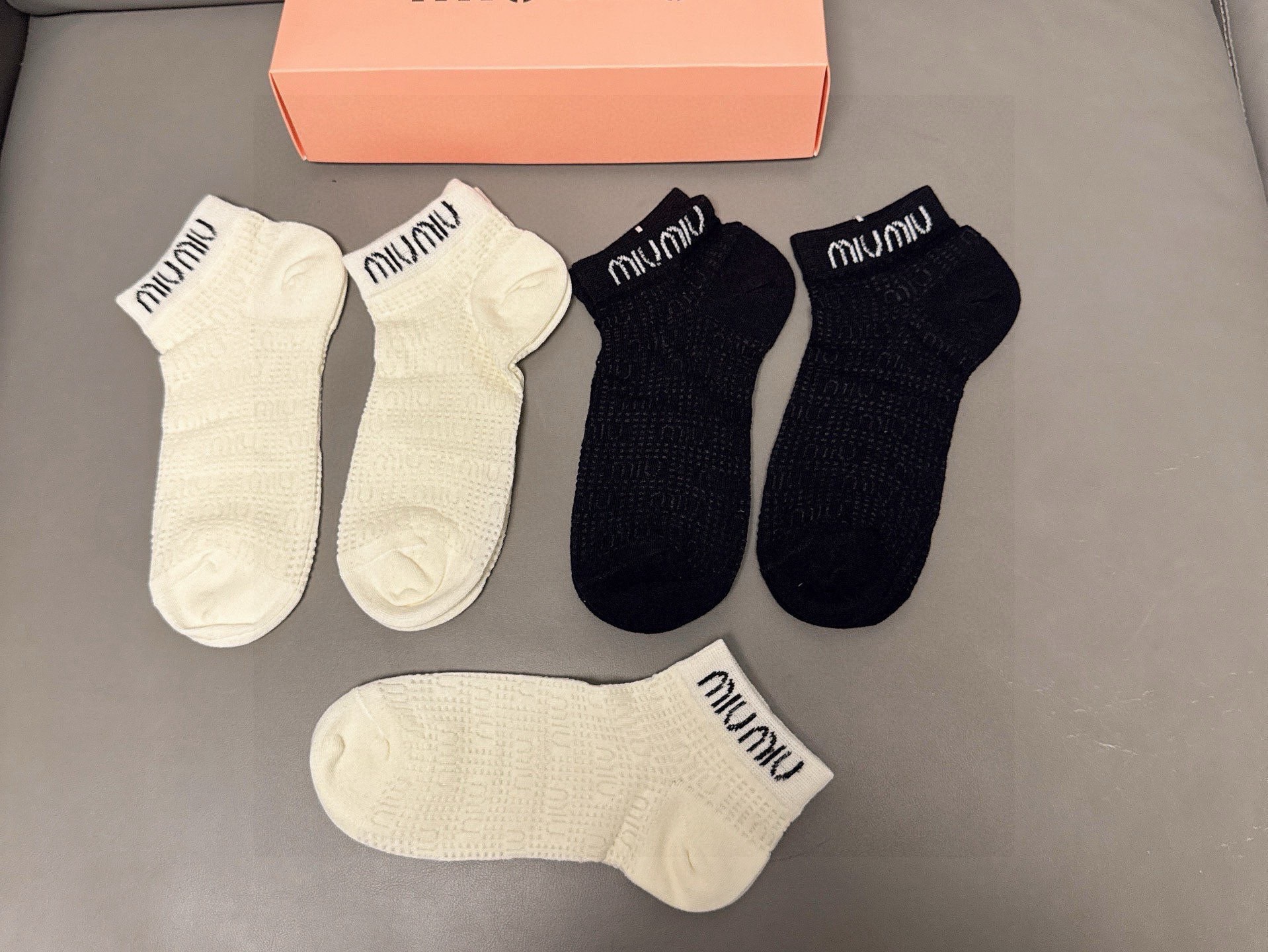 🆕Miumiu · 缪缪新品短袜❗️【一盒五双】提花经典标志，超级nice，实物超漂亮，超火爆小单品，大