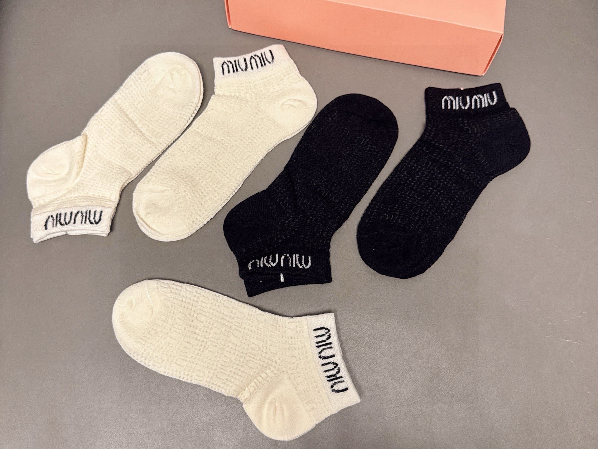 🆕Miumiu · 缪缪新品短袜❗️【一盒五双】提花经典标志，超级nice，实物超漂亮，超火爆小单品，大
