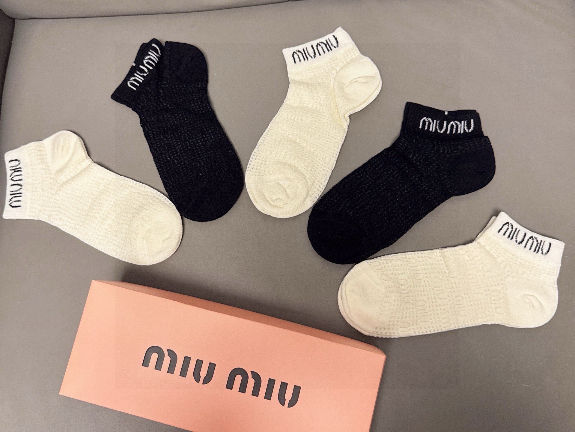🆕Miumiu · 缪缪新品短袜❗️【一盒五双】提花经典标志，超级nice，实物超漂亮，超火爆小单品，大
