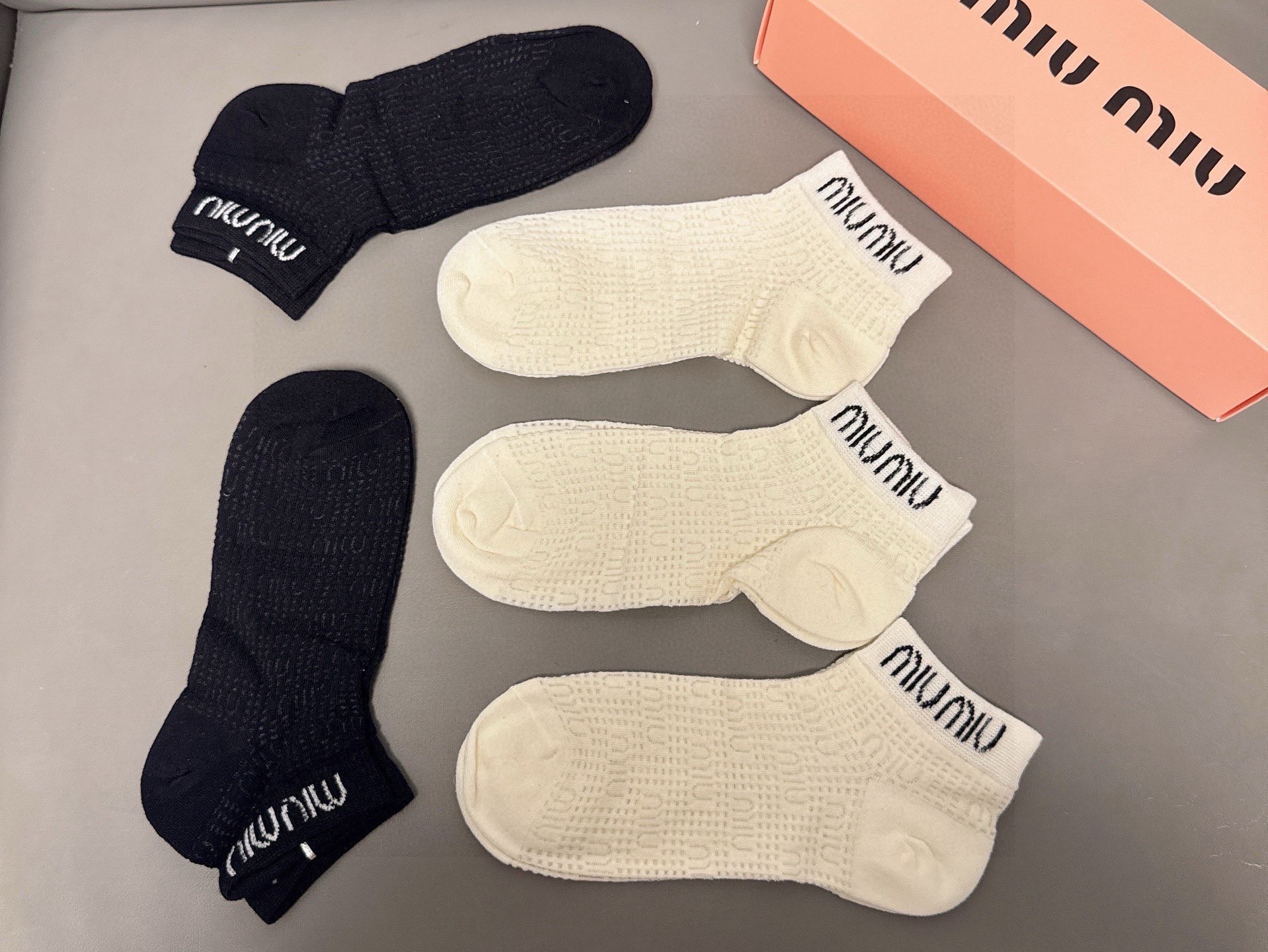 🆕Miumiu · 缪缪新品短袜❗️【一盒五双】提花经典标志，超级nice，实物超漂亮，超火爆小单品，大