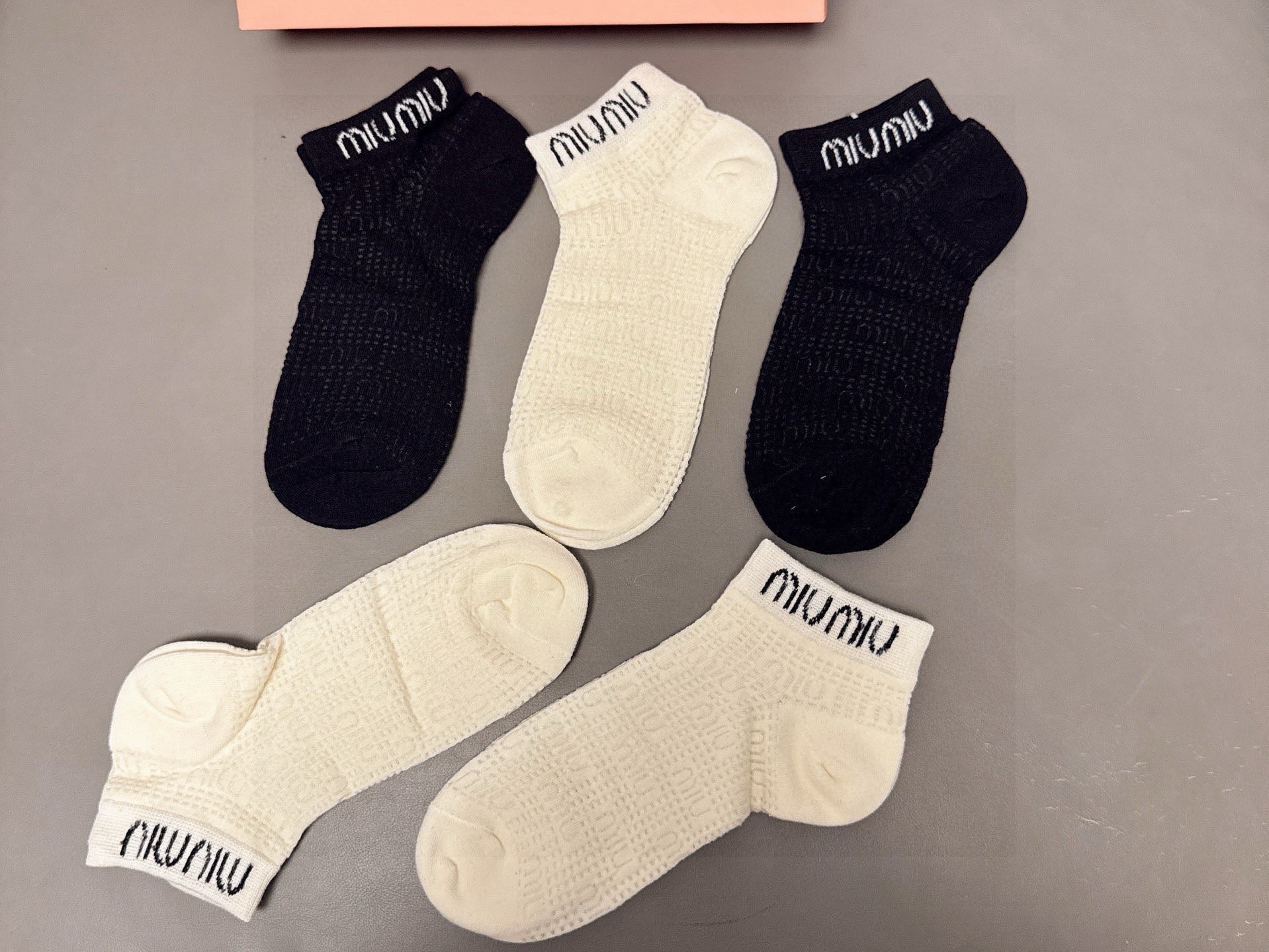 🆕Miumiu · 缪缪新品短袜❗️【一盒五双】提花经典标志，超级nice，实物超漂亮，超火爆小单品，大