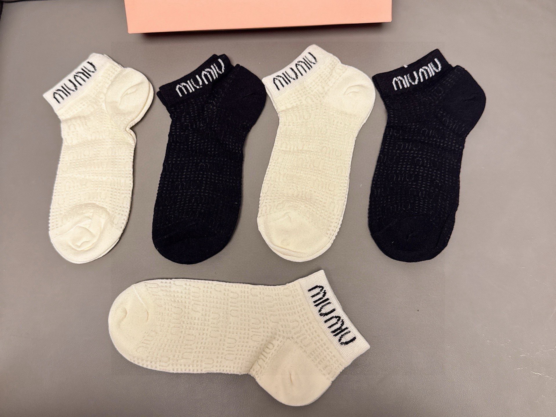 🆕Miumiu · 缪缪新品短袜❗️【一盒五双】提花经典标志，超级nice，实物超漂亮，超火爆小单品，大